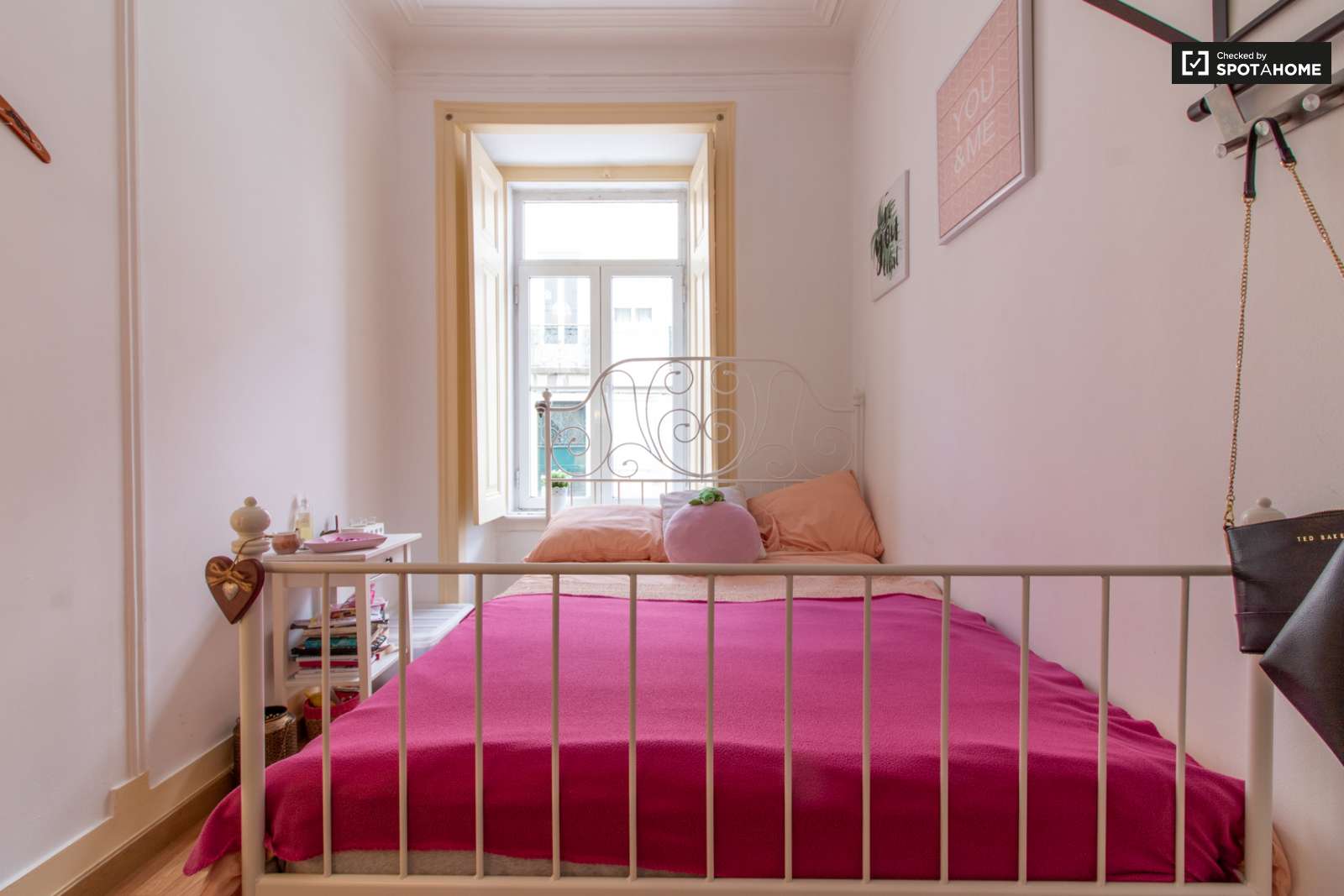 Double bed in Spacious rooms for rent in 6-bedroom apartment in Arroios