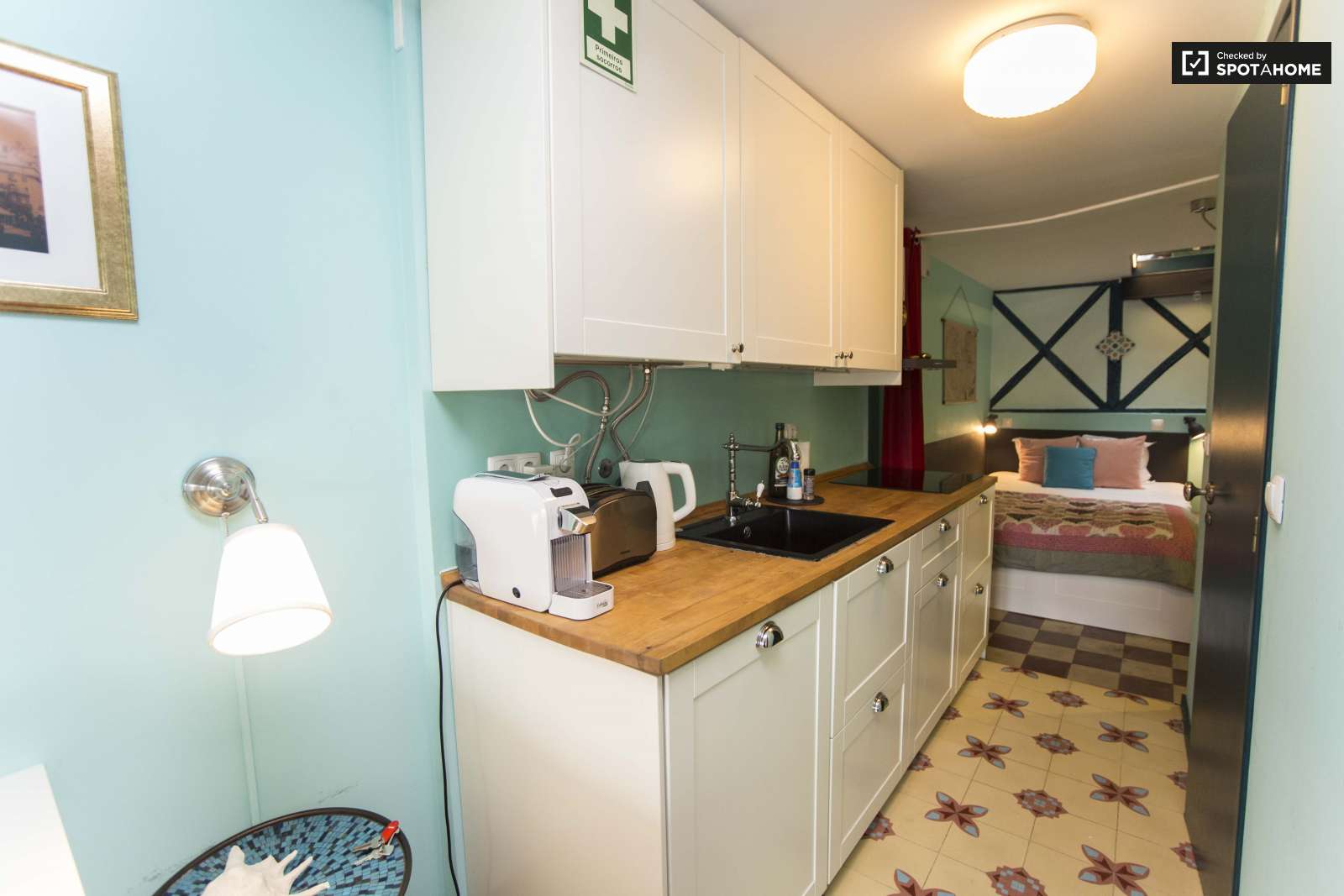 Bright studio apartment for rent close to Carmo Convent in Arroios