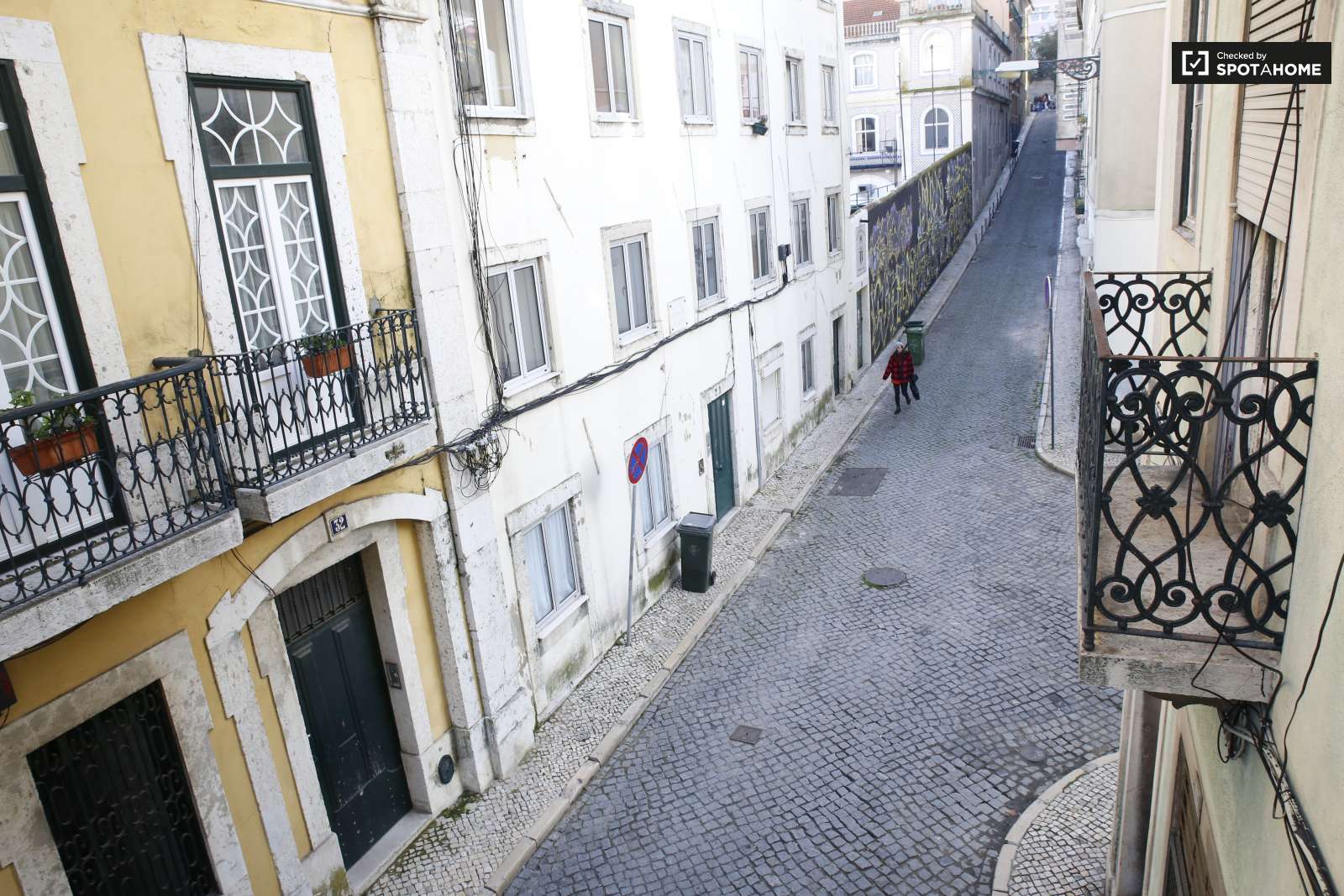 Excellent 3-bedroom apartment for rent near Feira da Ladra in Graça