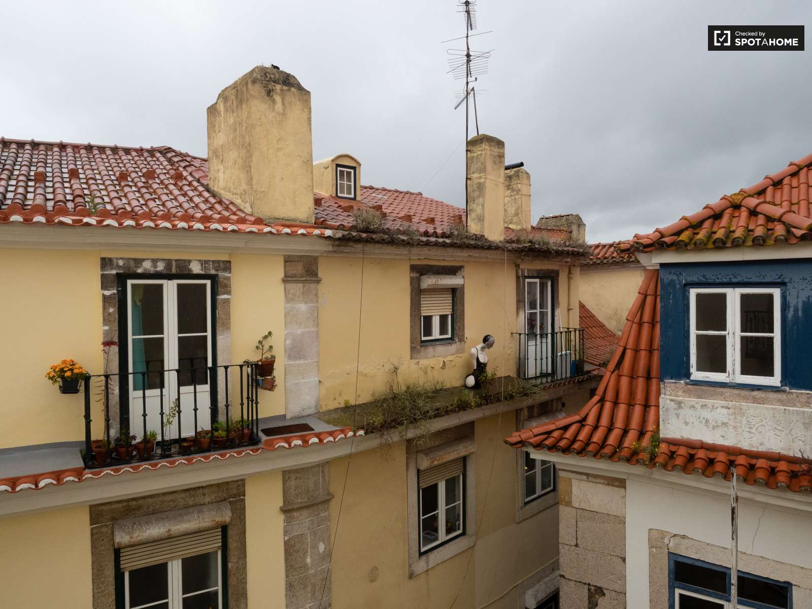 Single Bed in Rooms for rent in 3-bedroom apartment in Santa Maria Maior