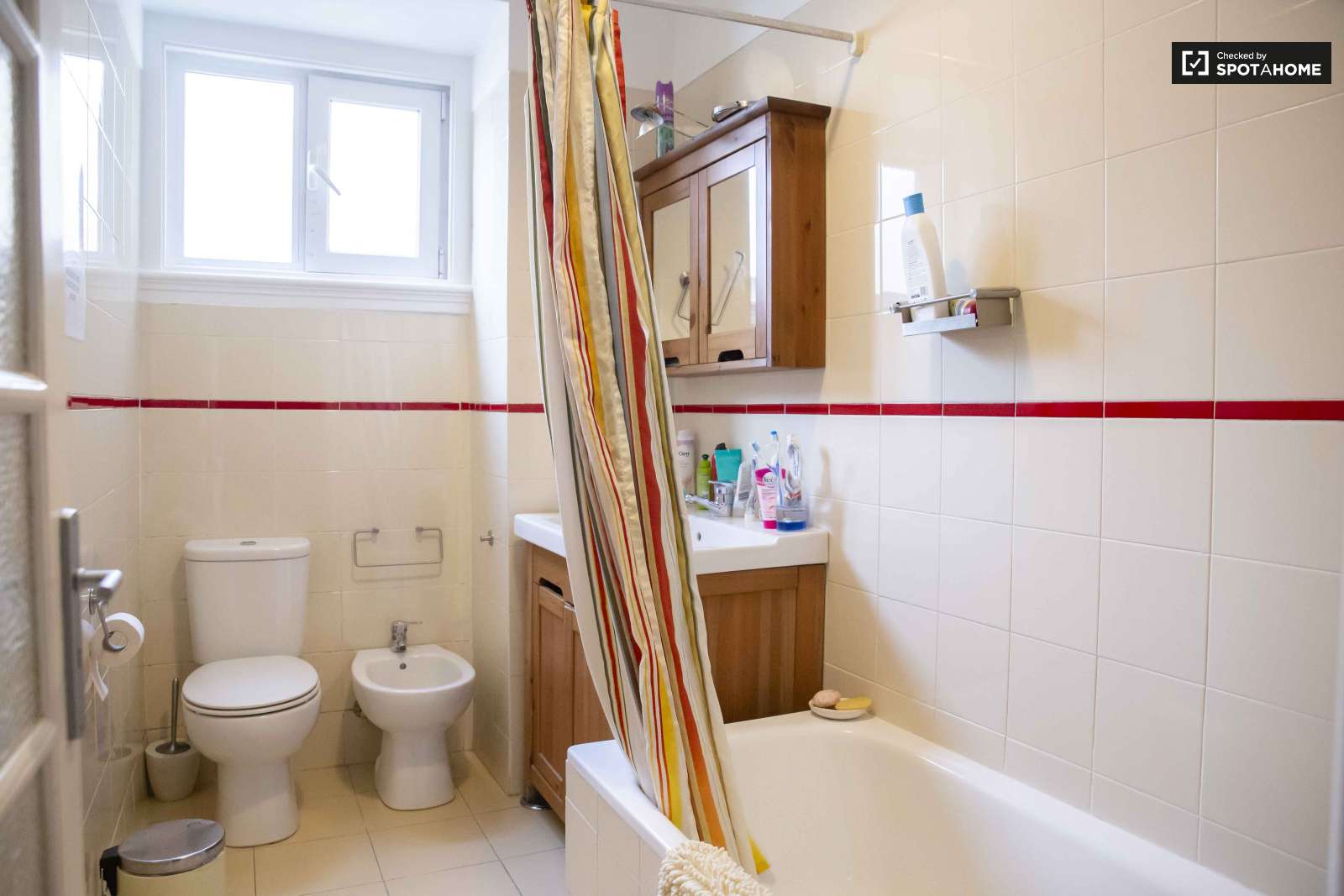 Double bed in Rooms for rent in sunny 3-bedroom apartment in São Domingos de Benfica