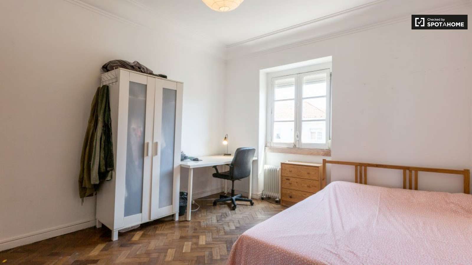 Double Bed in Rooms for rent in 7-bedroom apartment in Arroios