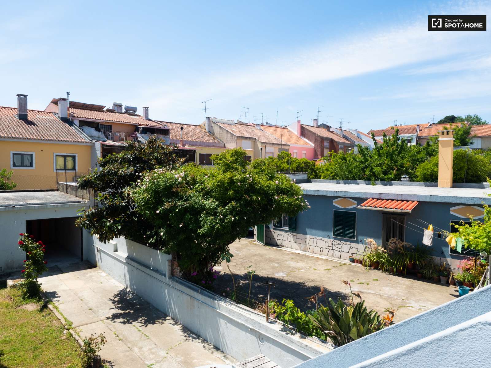 Single Bed in Rooms for rent in spacious 4-bedroom apartment in Corroios