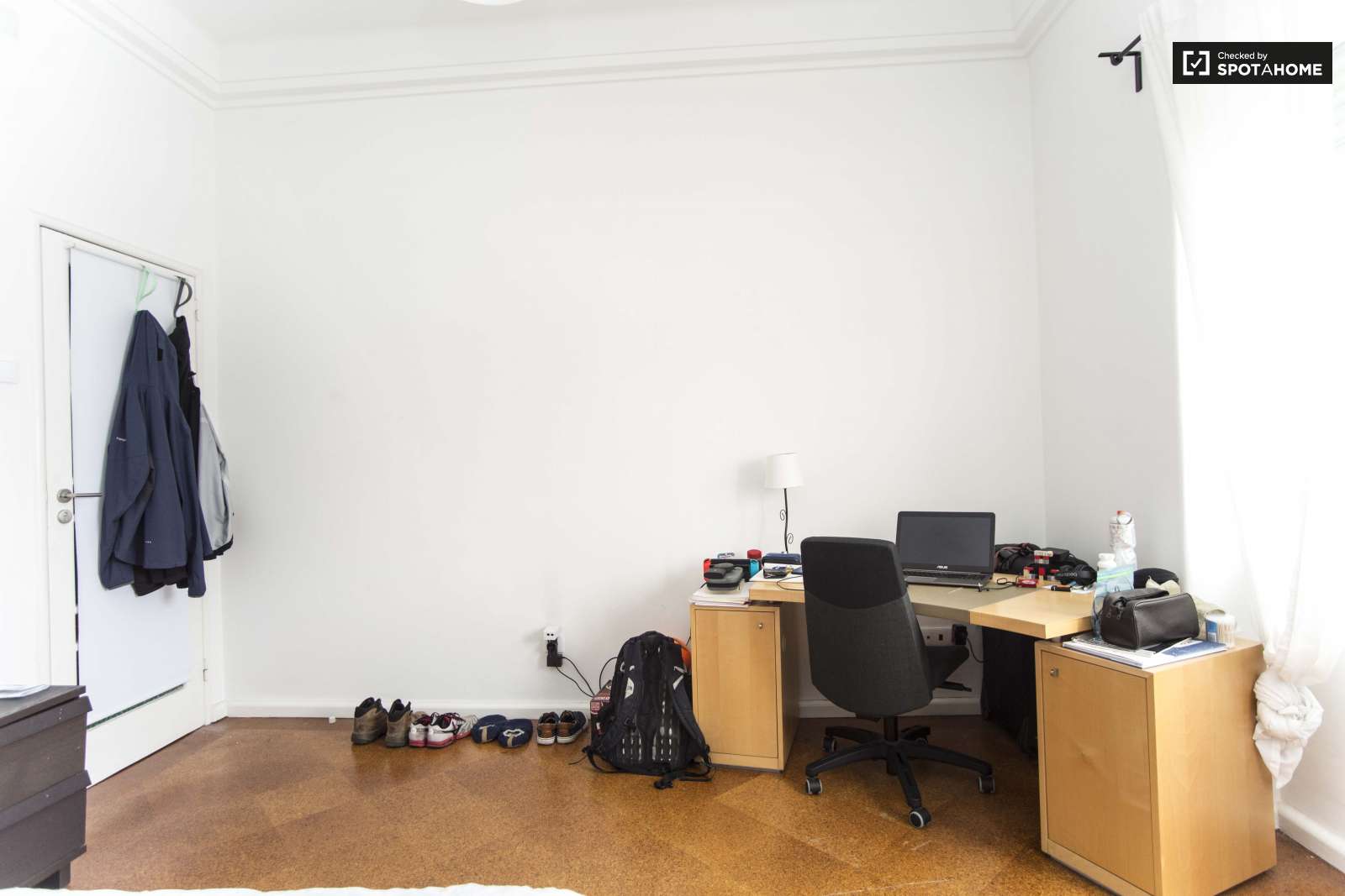 Double bed in Furnished rooms for rent in spacious 10-bedroom apartment in Arroios