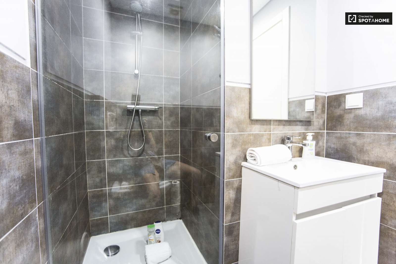 Well-furnished 1-bedroom apartment for rent in Estrela