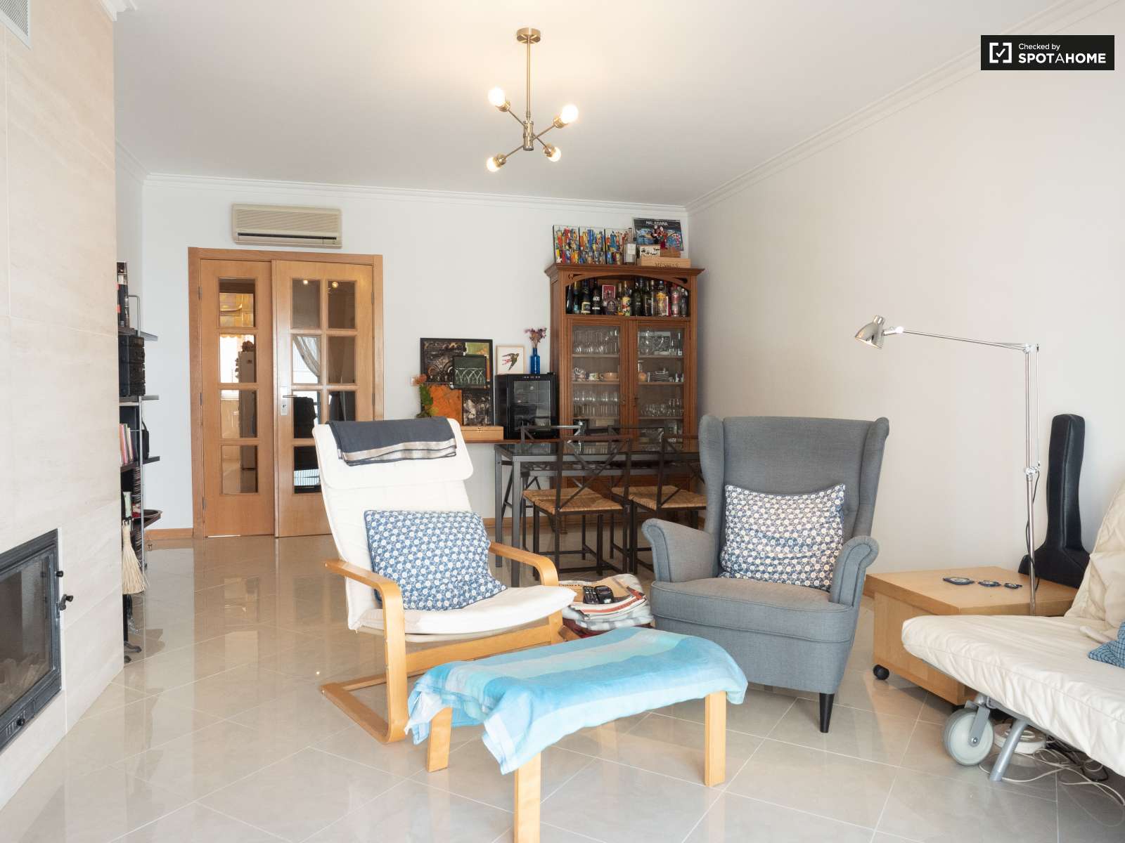 Single Bed in Sunny rooms for rent in flatshare near beach in Costa da Caparica