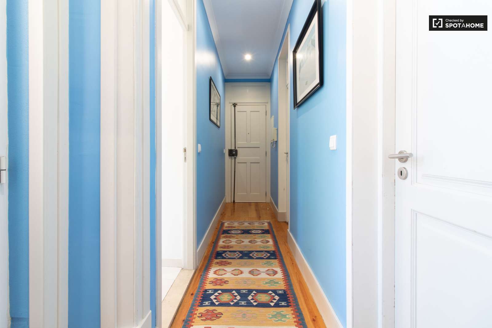 Double bed in Rooms for rent in sunny 5-bedroom apartment with AC in authentic Arroios