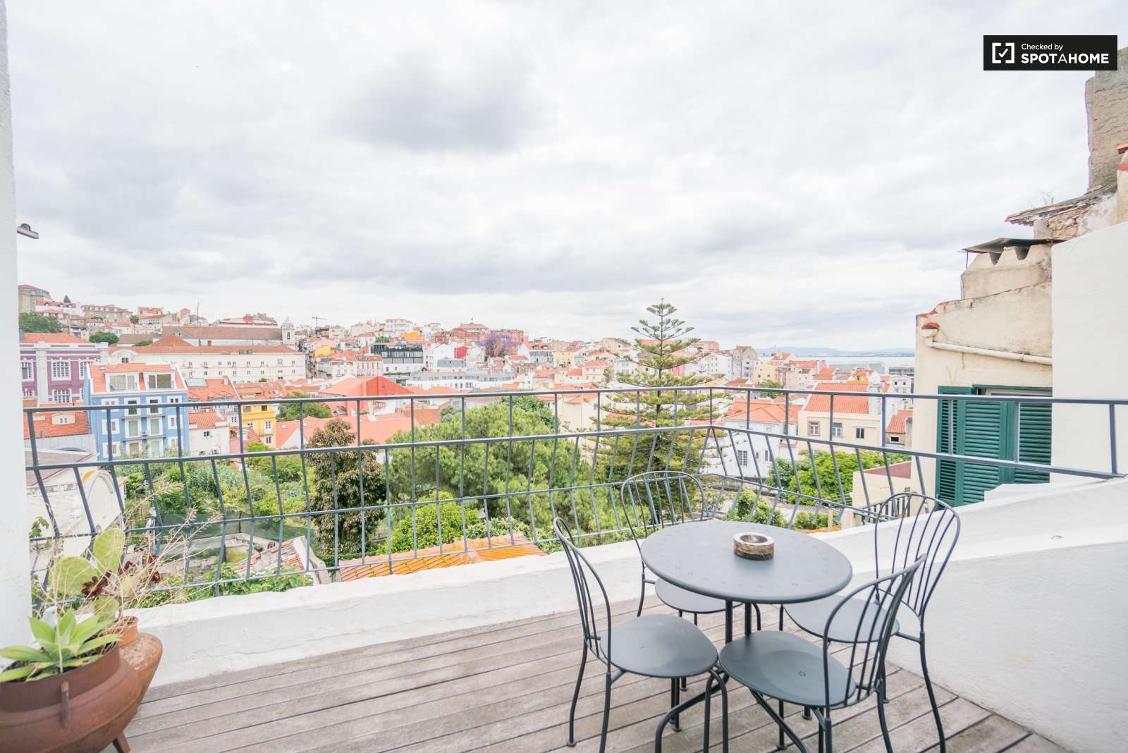 Beautiful 1-bedroom duplex apartment with terrace for rent in Santos