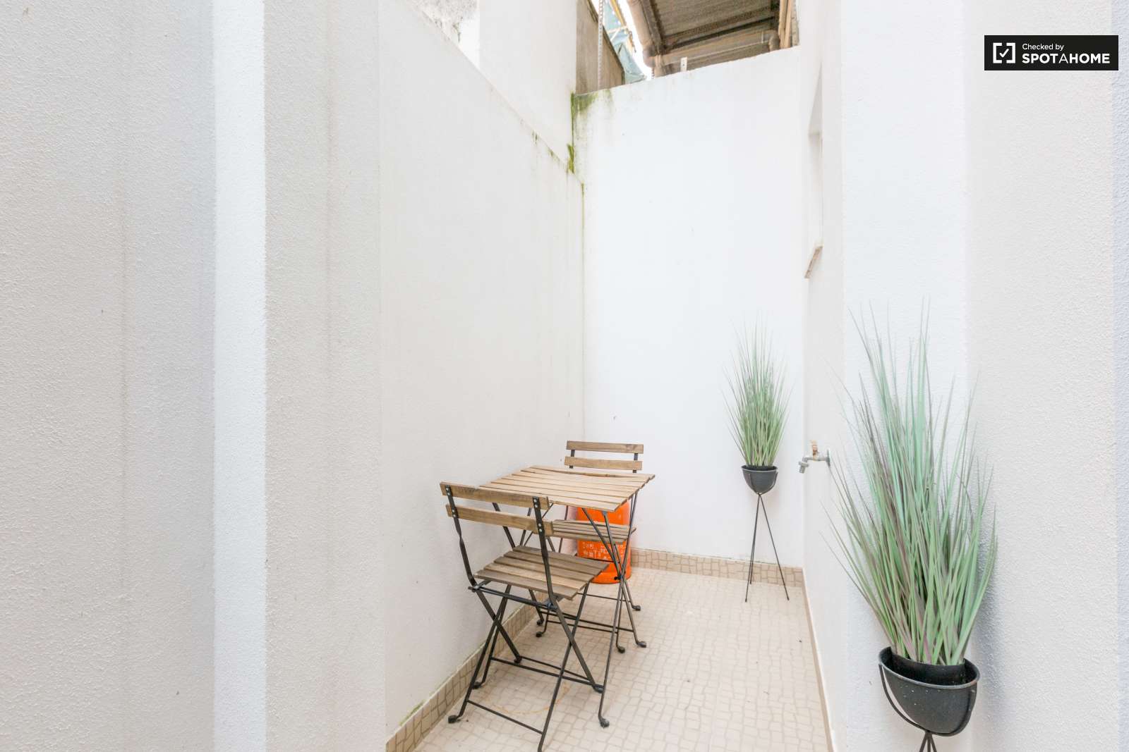 Spacious 2-bedroom apartment for rent in Beato