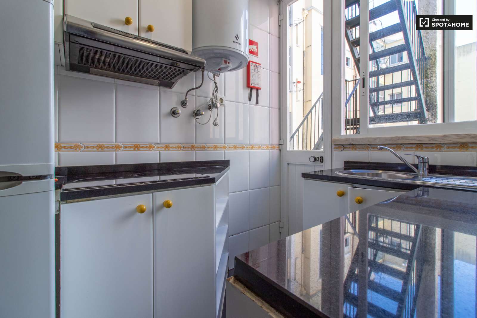 Spacious 2-bedroom apartment for rent in Arroios