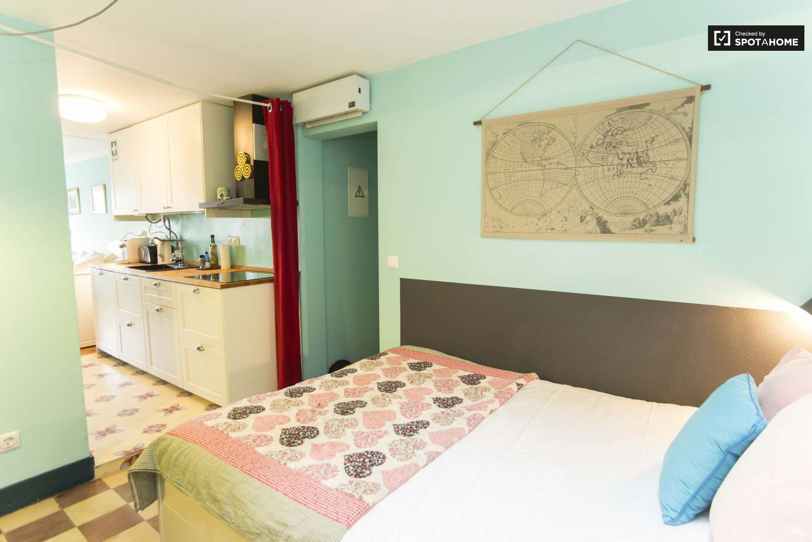 Bright studio apartment for rent close to Carmo Convent in Arroios