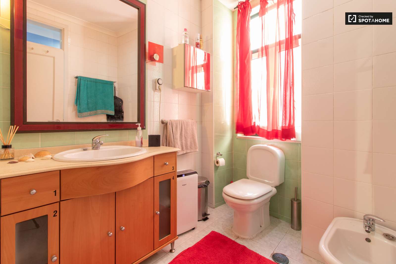 Double bed in Rooms for rent in sunny 5-bedroom apartment with AC in authentic Arroios