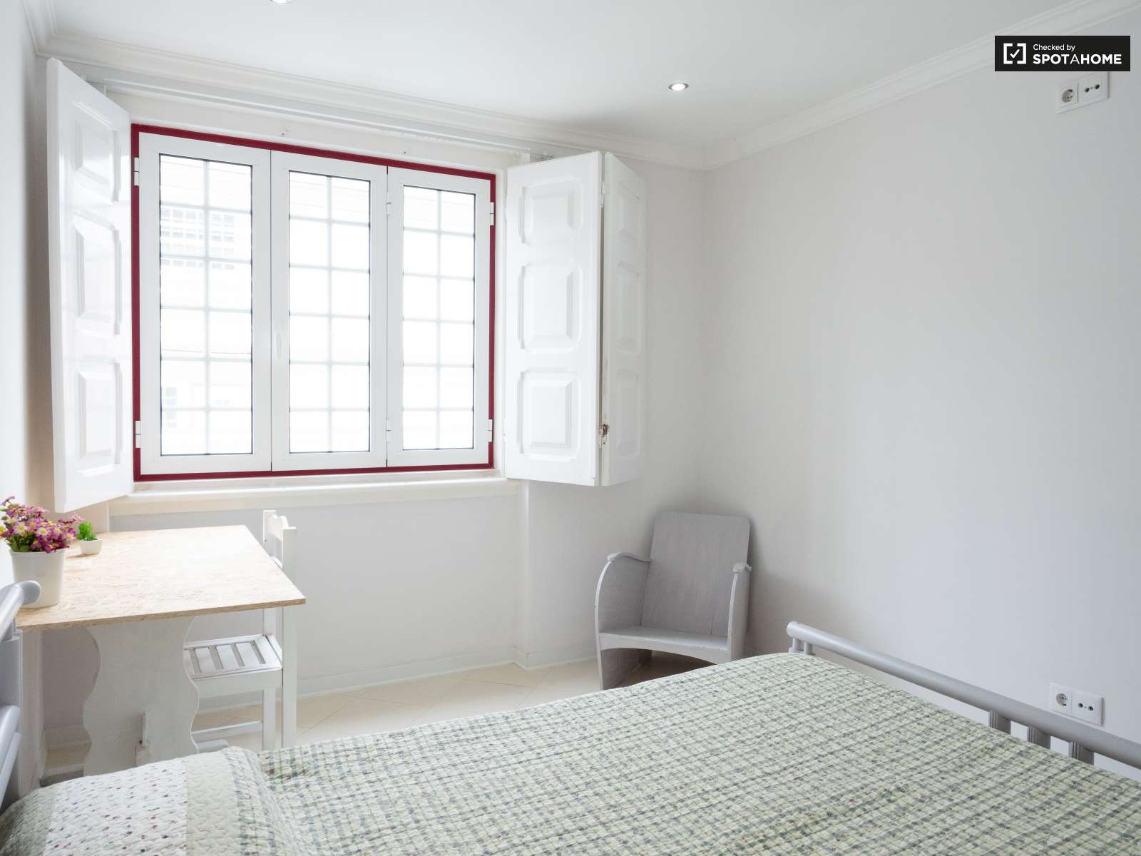 Double bed in Rooms to rent in spacious 6-bedroom house in Caparica, Lisbon
