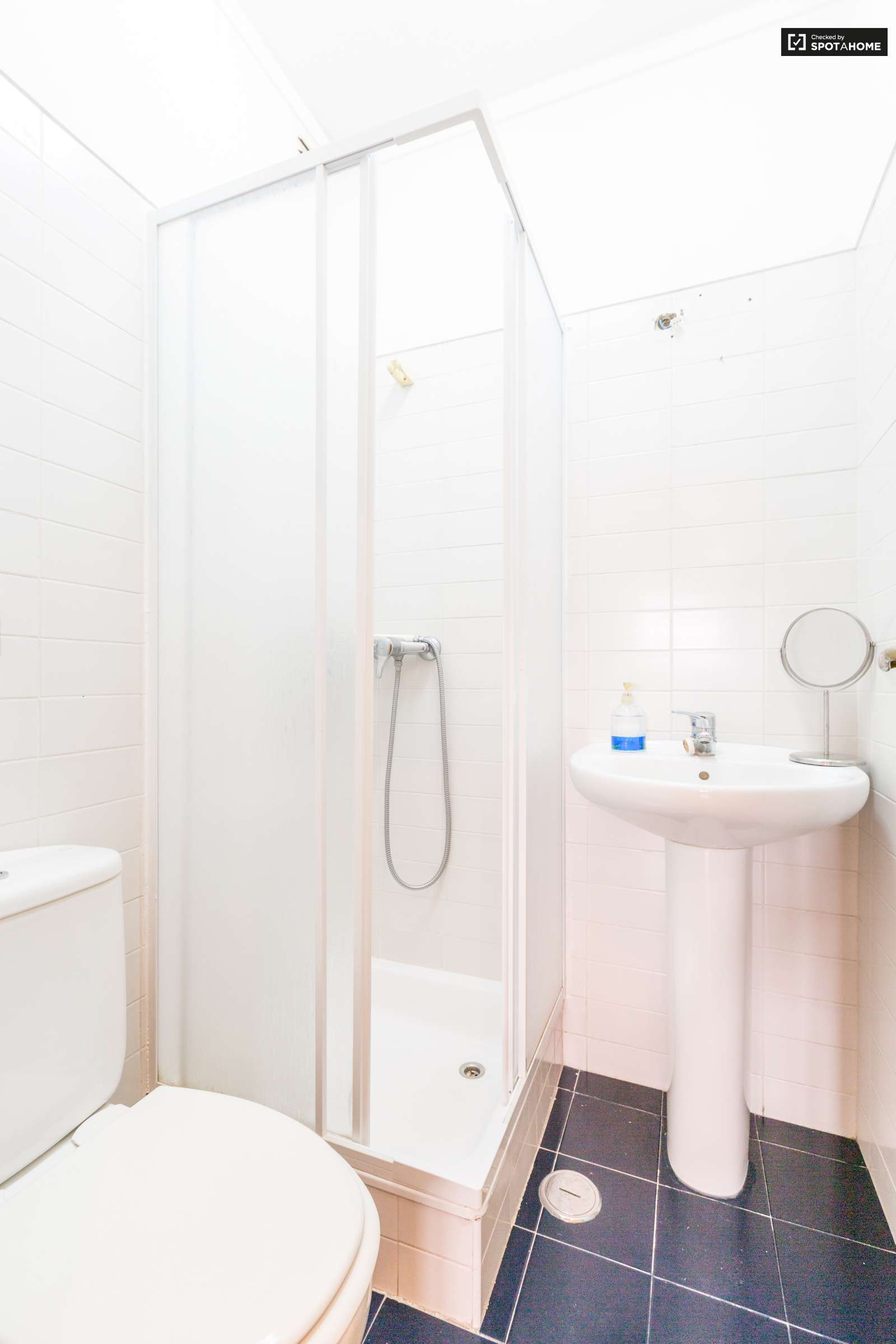 Single Bed in Rooms for rent in sunny 4-bedroom flat in Quinta dos Barros