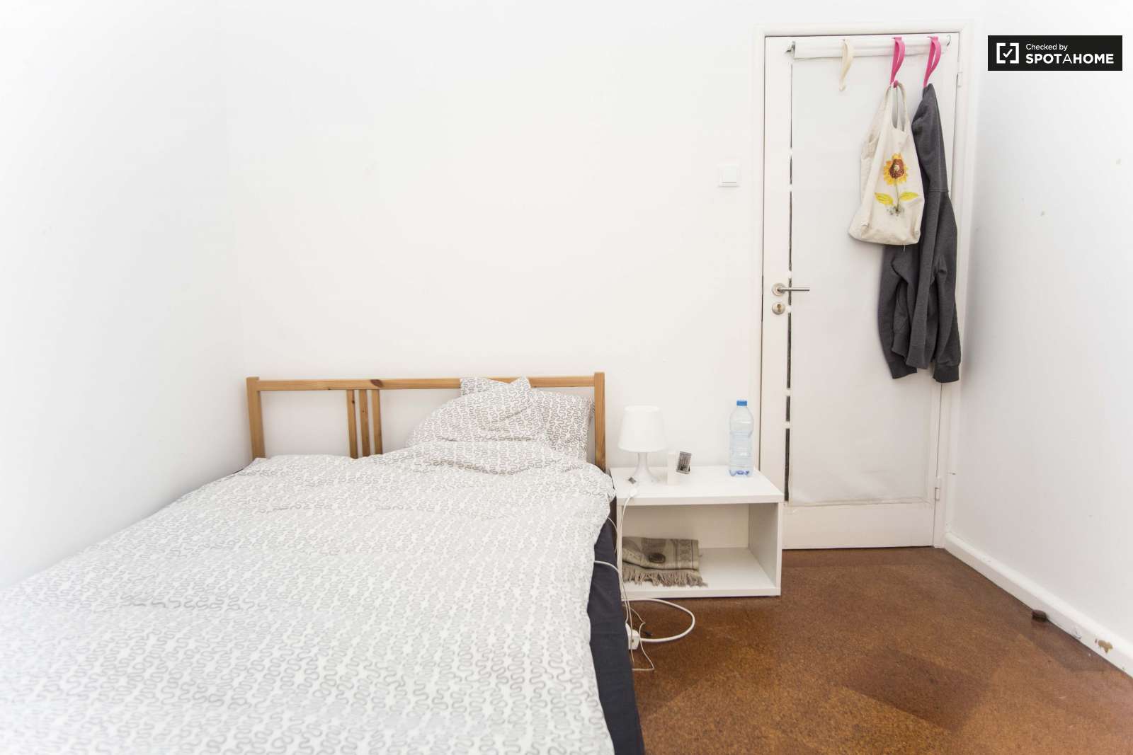 Double bed in Furnished rooms for rent in spacious 9-bedroom apartment in Arroios