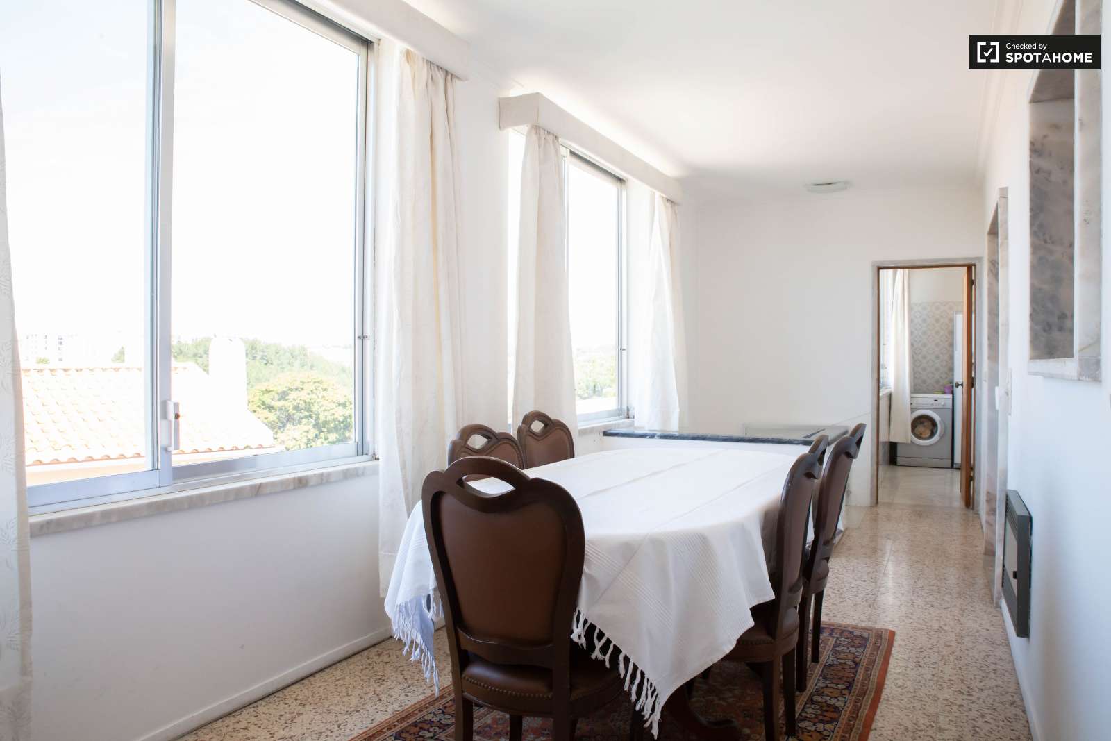 Double bed in Rooms for rent in charming 5-bedroom house in Estoril