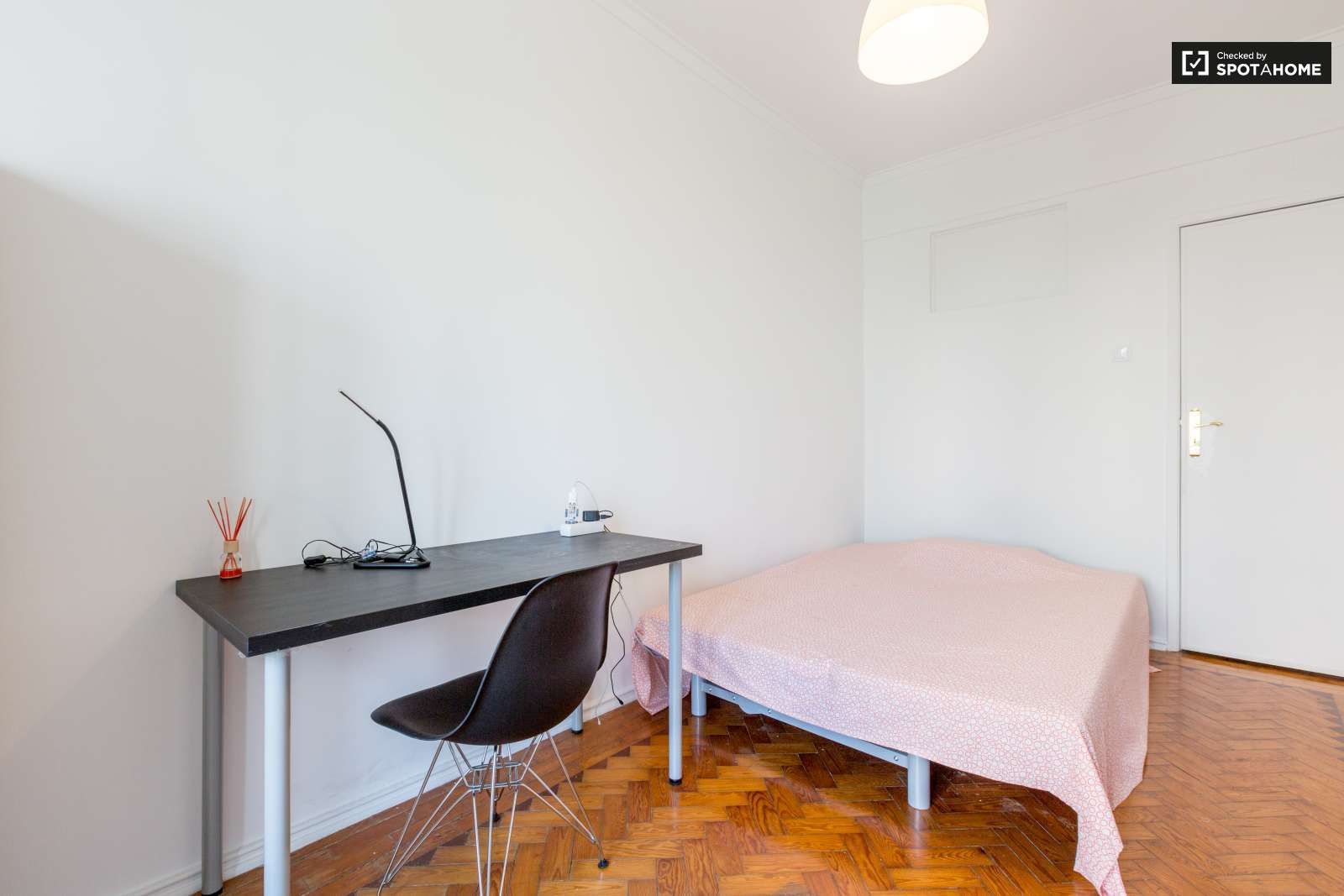 Large and Sunny Room for Rent in Olaias, Lisbon