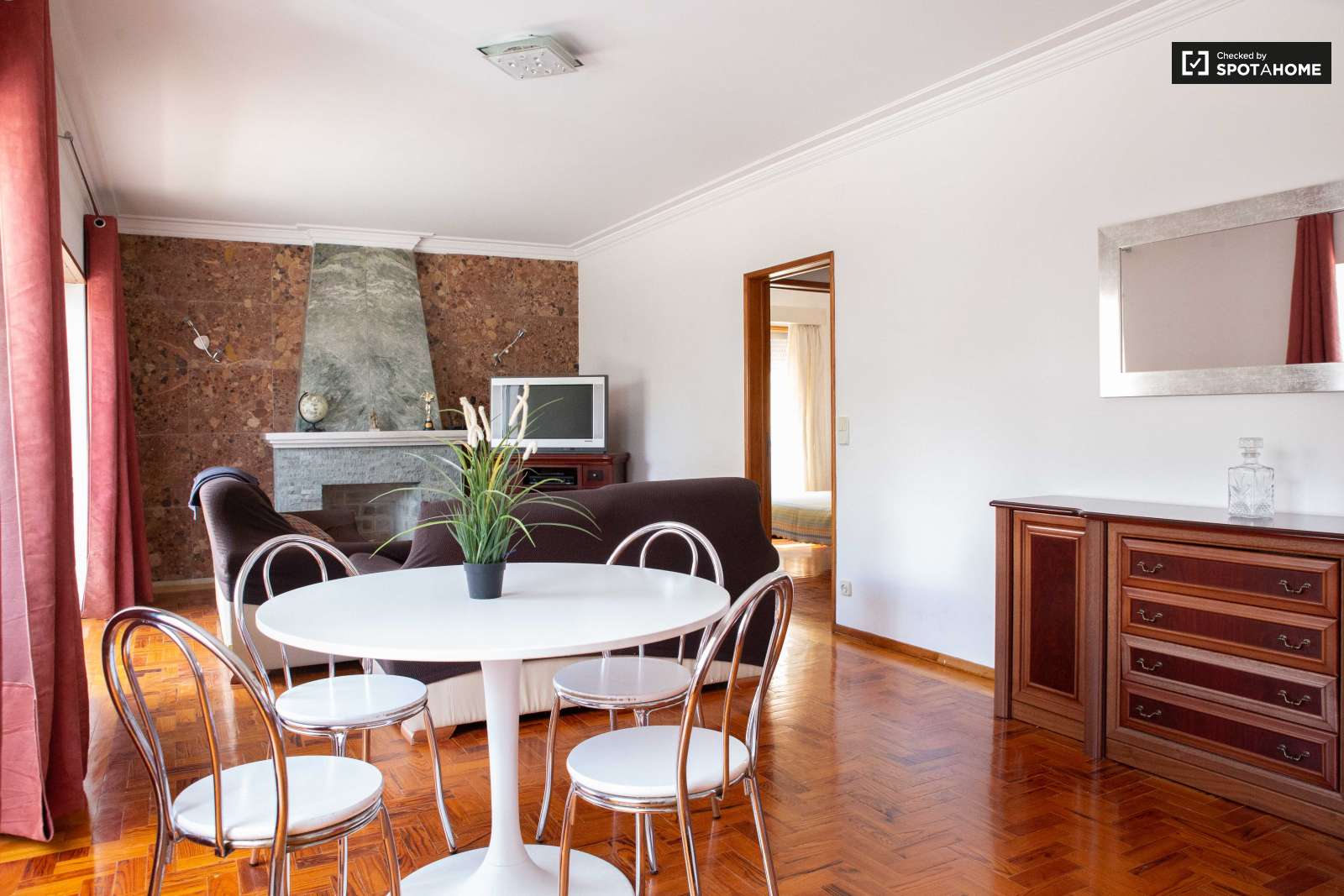 Double bed in Rooms for rent in charming 5-bedroom house in Estoril