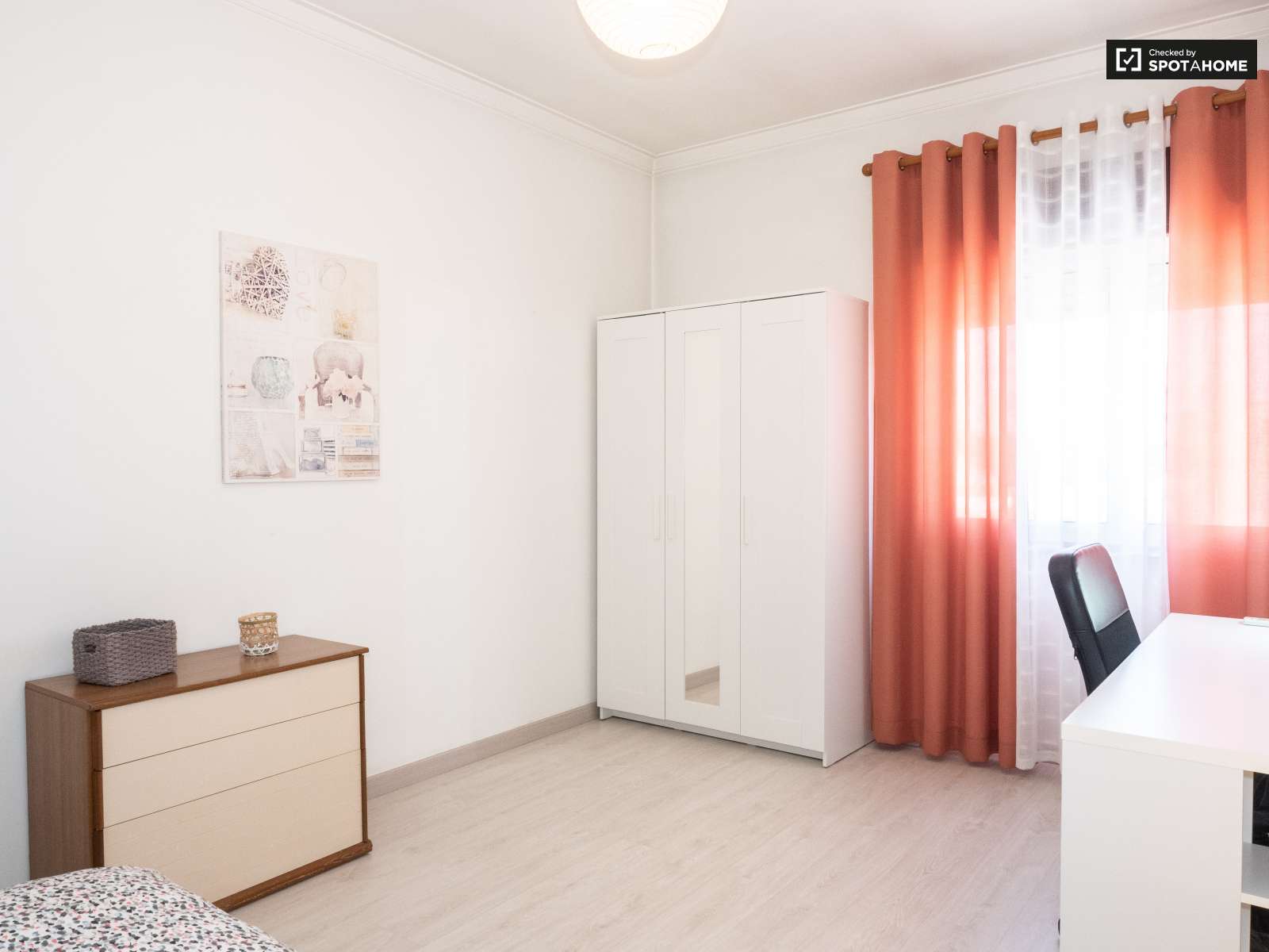 Single Bed in Rooms for rent in spacious 4-bedroom apartment in Corroios