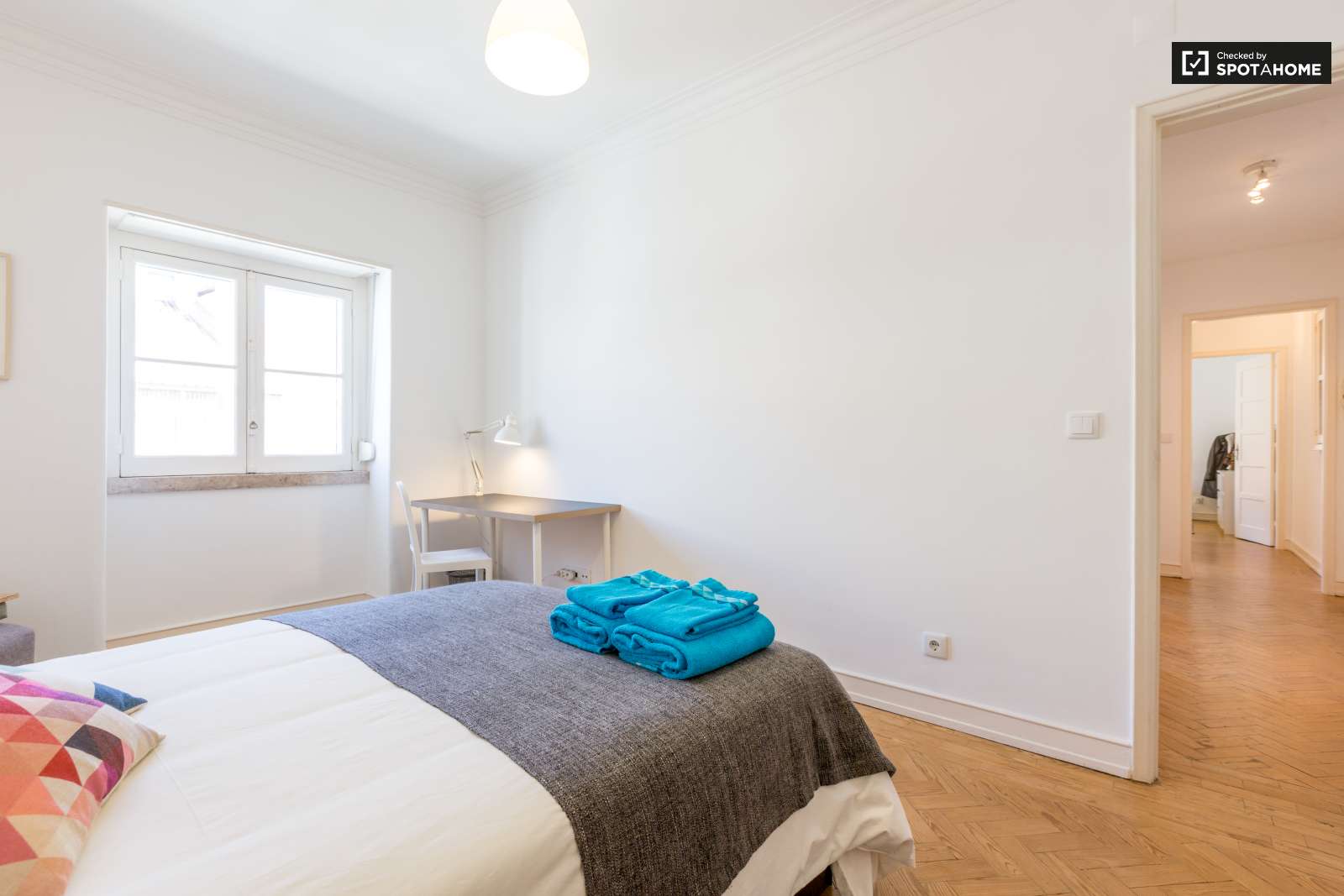 Quarto Sotão bonito para alugar em apartamento de 3 quartos no badalado Bairro Alto