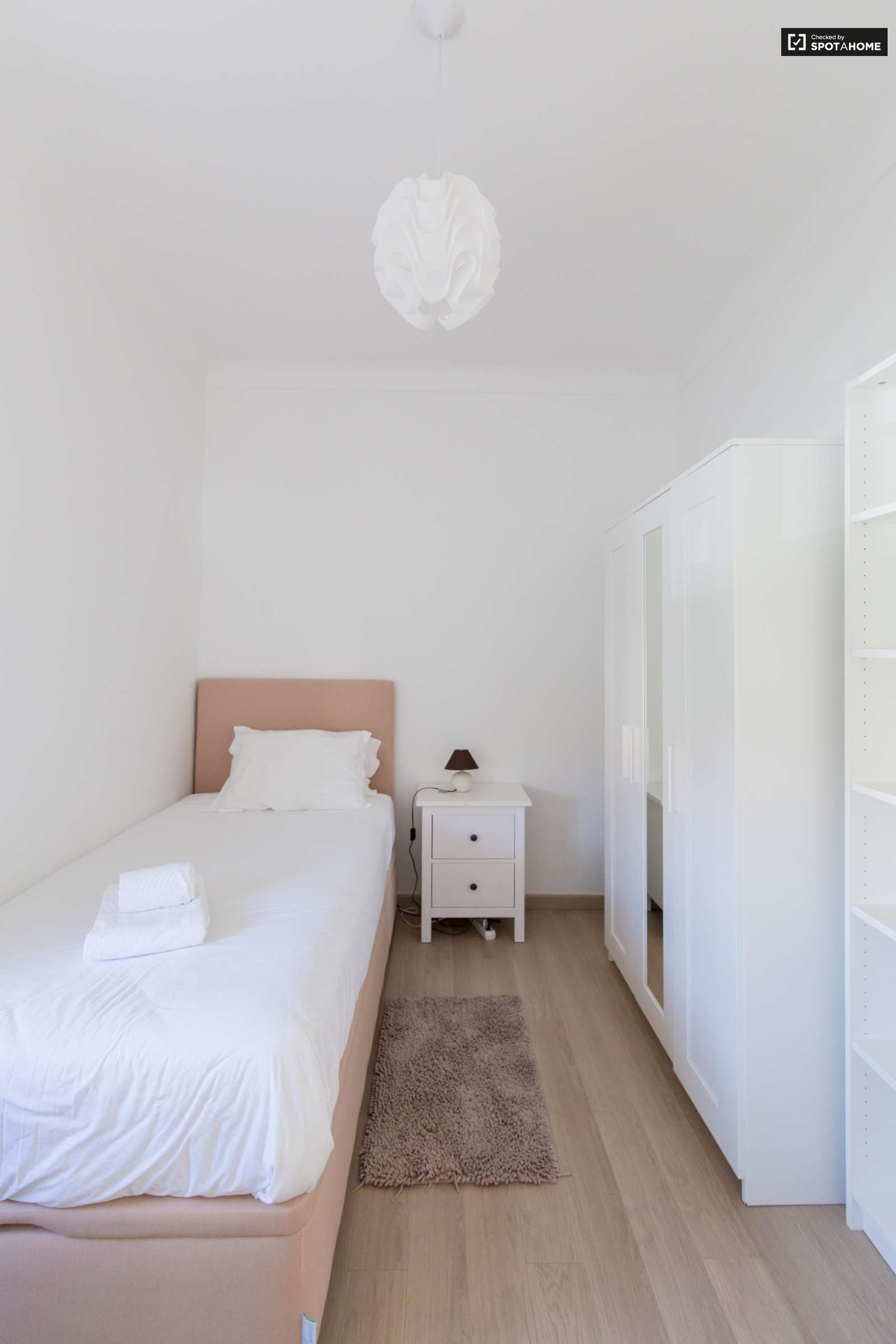 Large and Sunny Room for Rent in Olaias, Lisbon