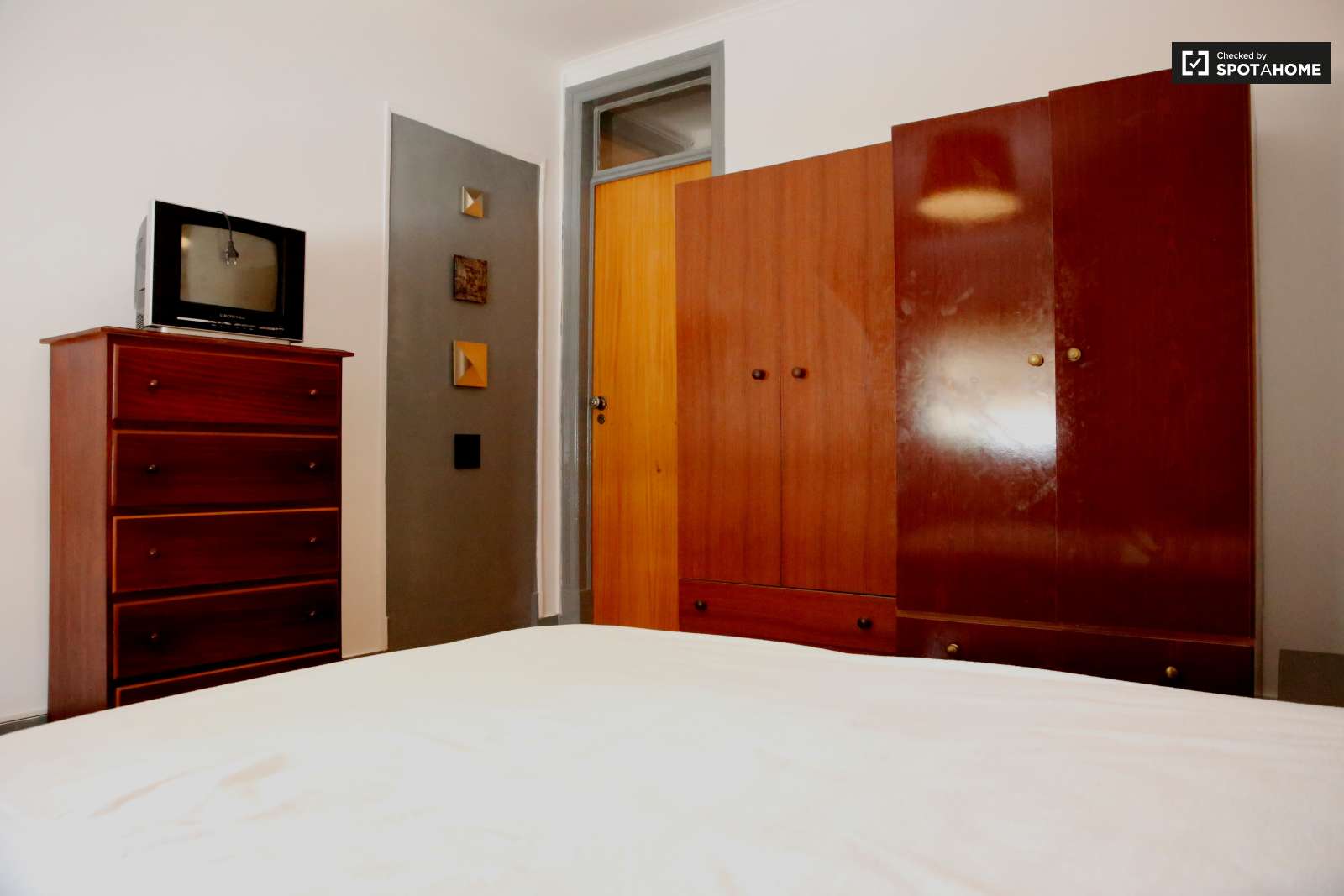 Double bed in Rooms for rent in 2-bedroom apartment in Alameda