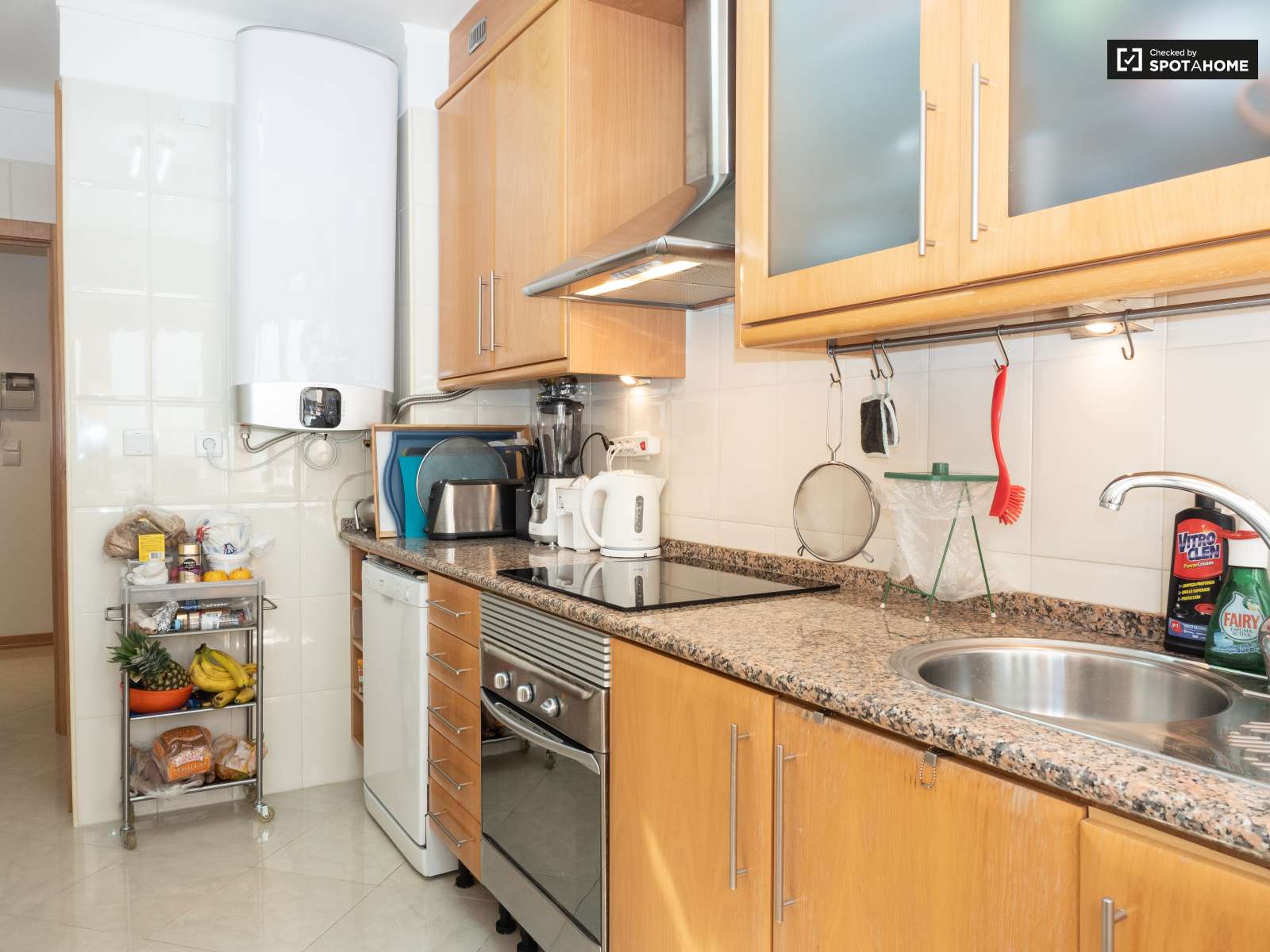 Single Bed in Sunny rooms for rent in flatshare near beach in Costa da Caparica