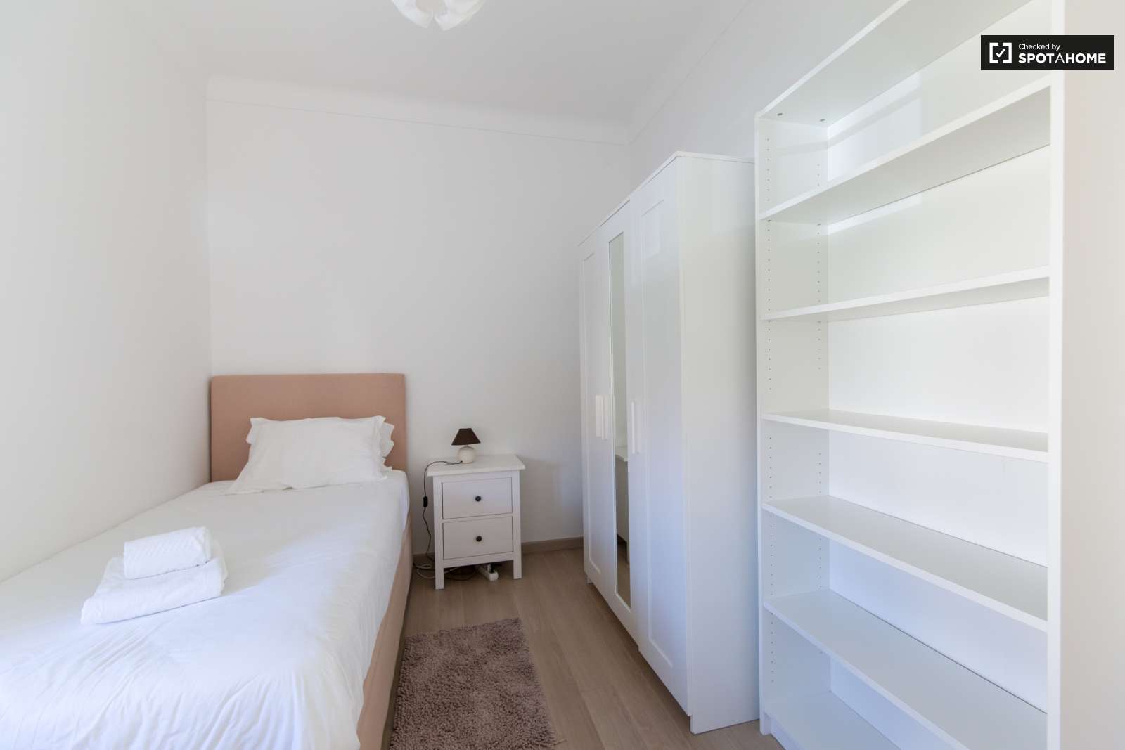 Large and Sunny Room for Rent in Olaias, Lisbon