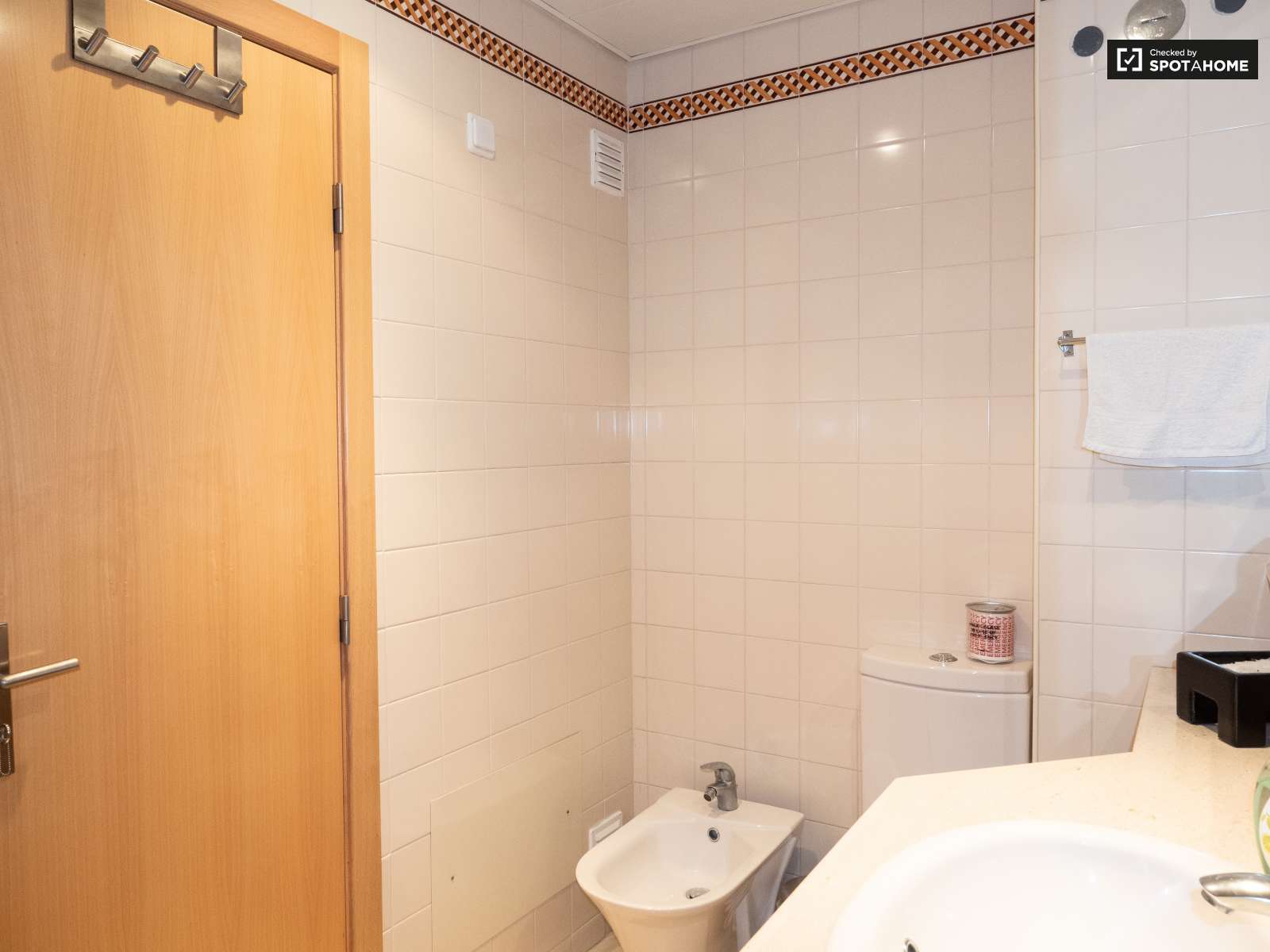 Single Bed in Sunny rooms for rent in flatshare near beach in Costa da Caparica