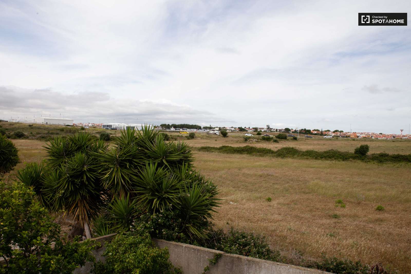 Double bed in Spacious rooms for rent in 5-bedroom house in Sao Domingos de Rana