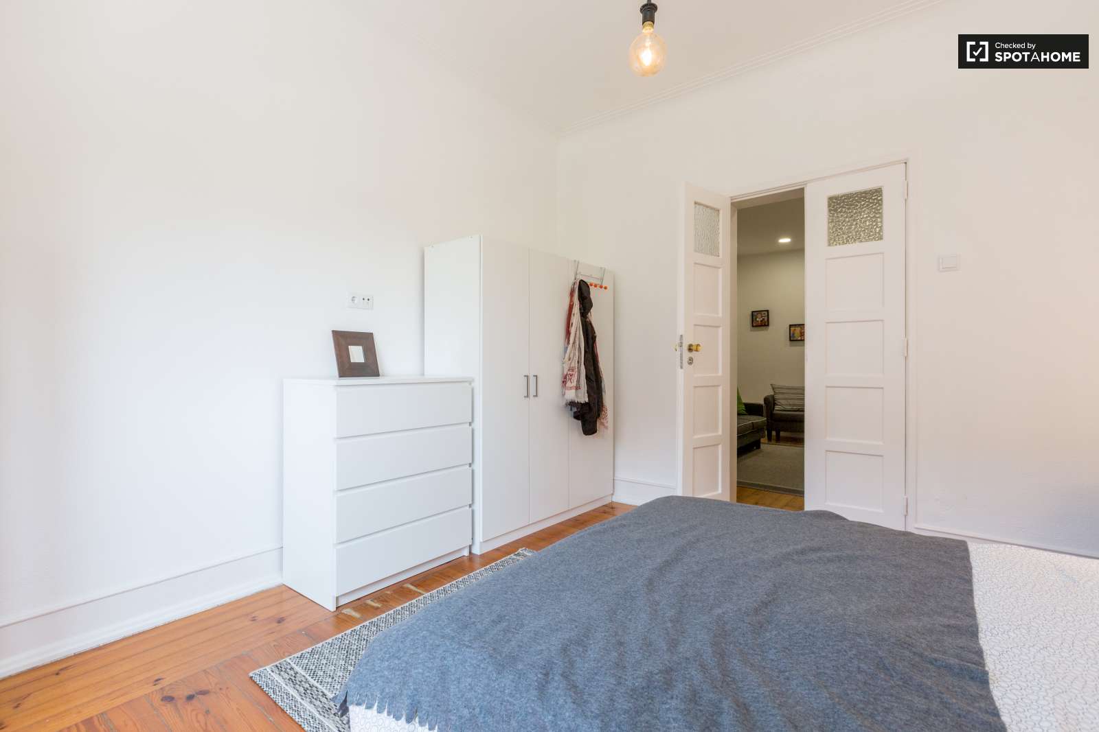 Double bed in Rooms for rent in beautiful 6-bedroom apartment near Roma-Areeiro train station