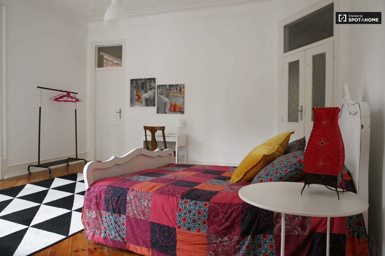 Double bed in Charming rooms for rent in modern 4-bedroom apartment in Alcântara