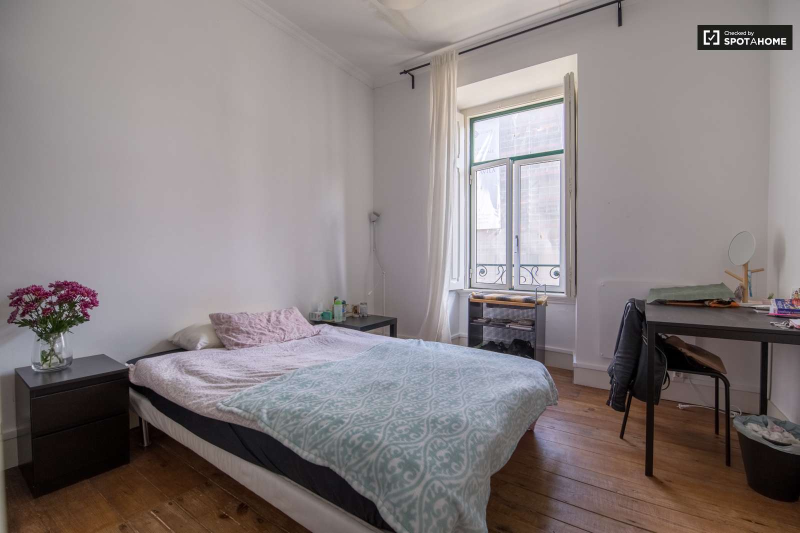 Double bed in Rooms for rent in modern 7-bedroom apartment in Avenidas Novas