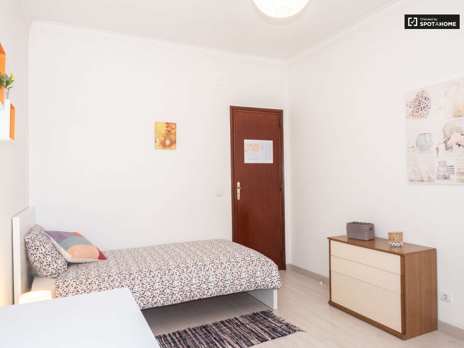 Single Bed in Rooms for rent in spacious 4-bedroom apartment in Corroios