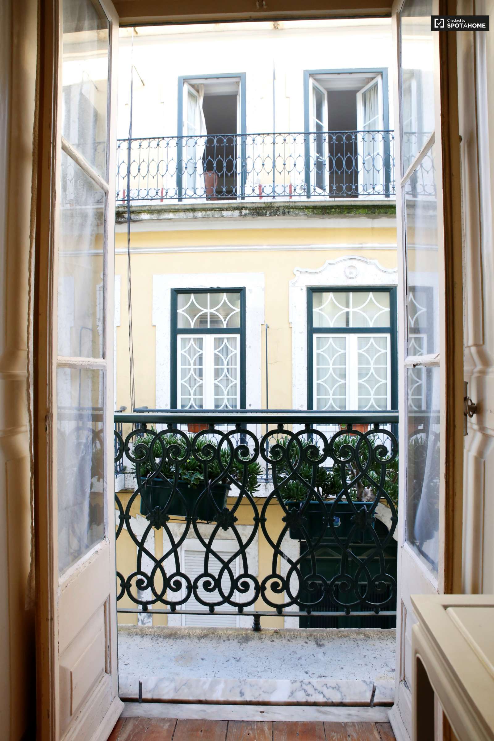 Excellent 3-bedroom apartment for rent near Feira da Ladra in Graça