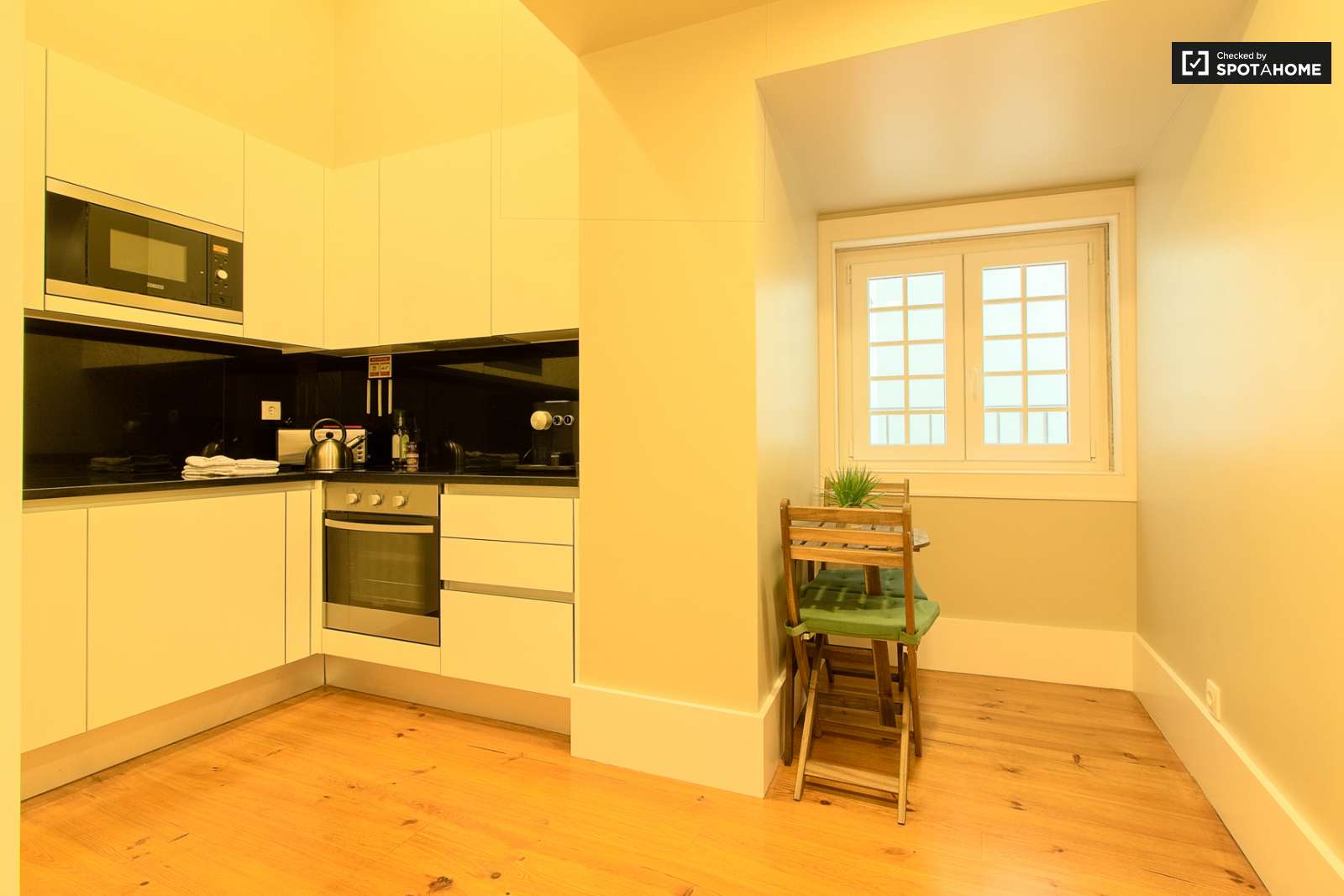 Sleek 2-bedroom apartment with balconies and AC for rent in Cais do Sodré