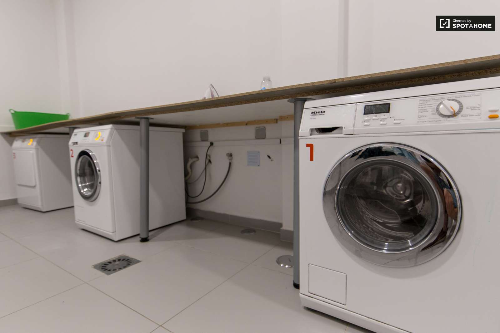 Double bed in En-suite rooms for rent in large residence in Alvalade