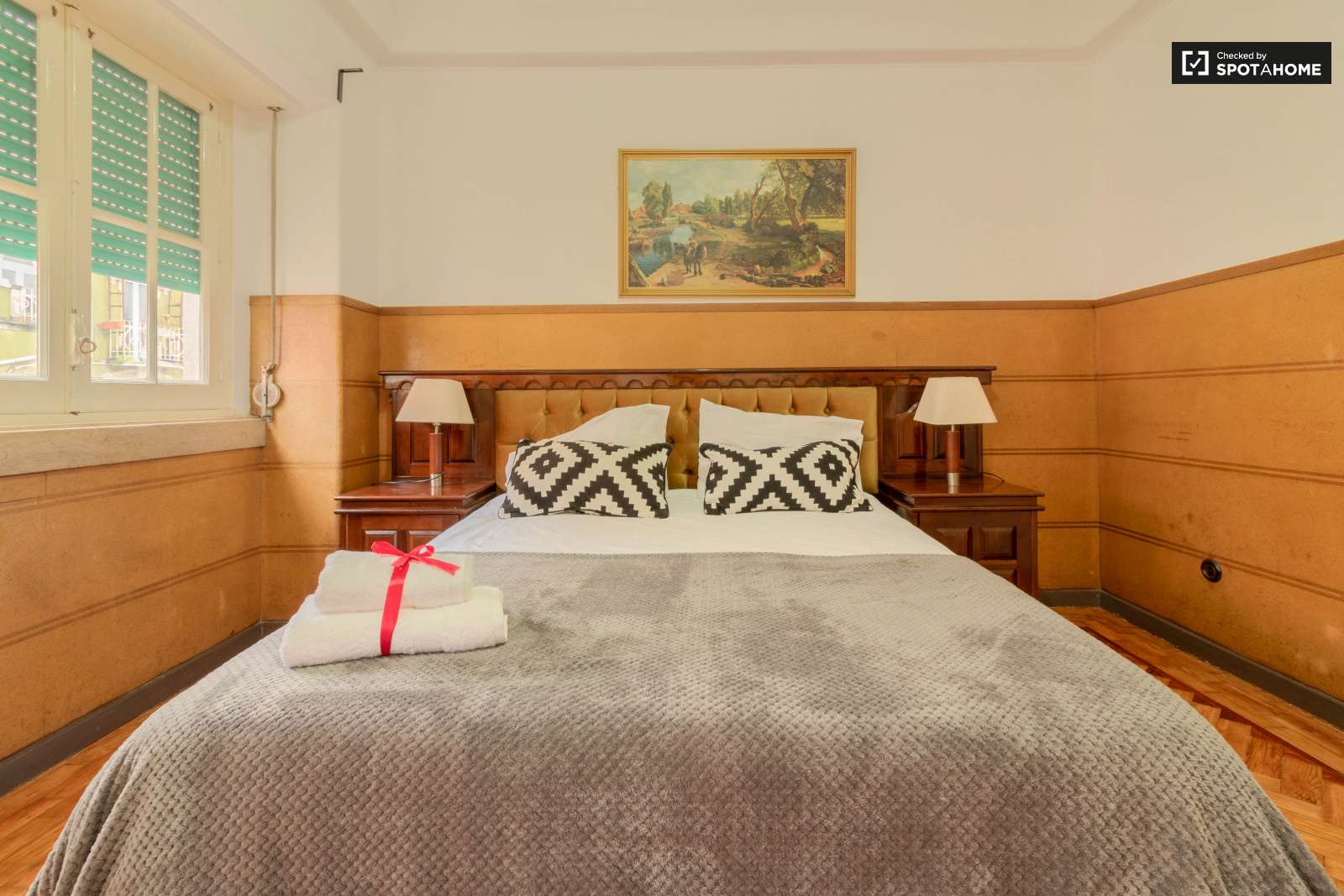 Double bed in Rooms for rent in spacious 5-bedroom apartment in Arroios