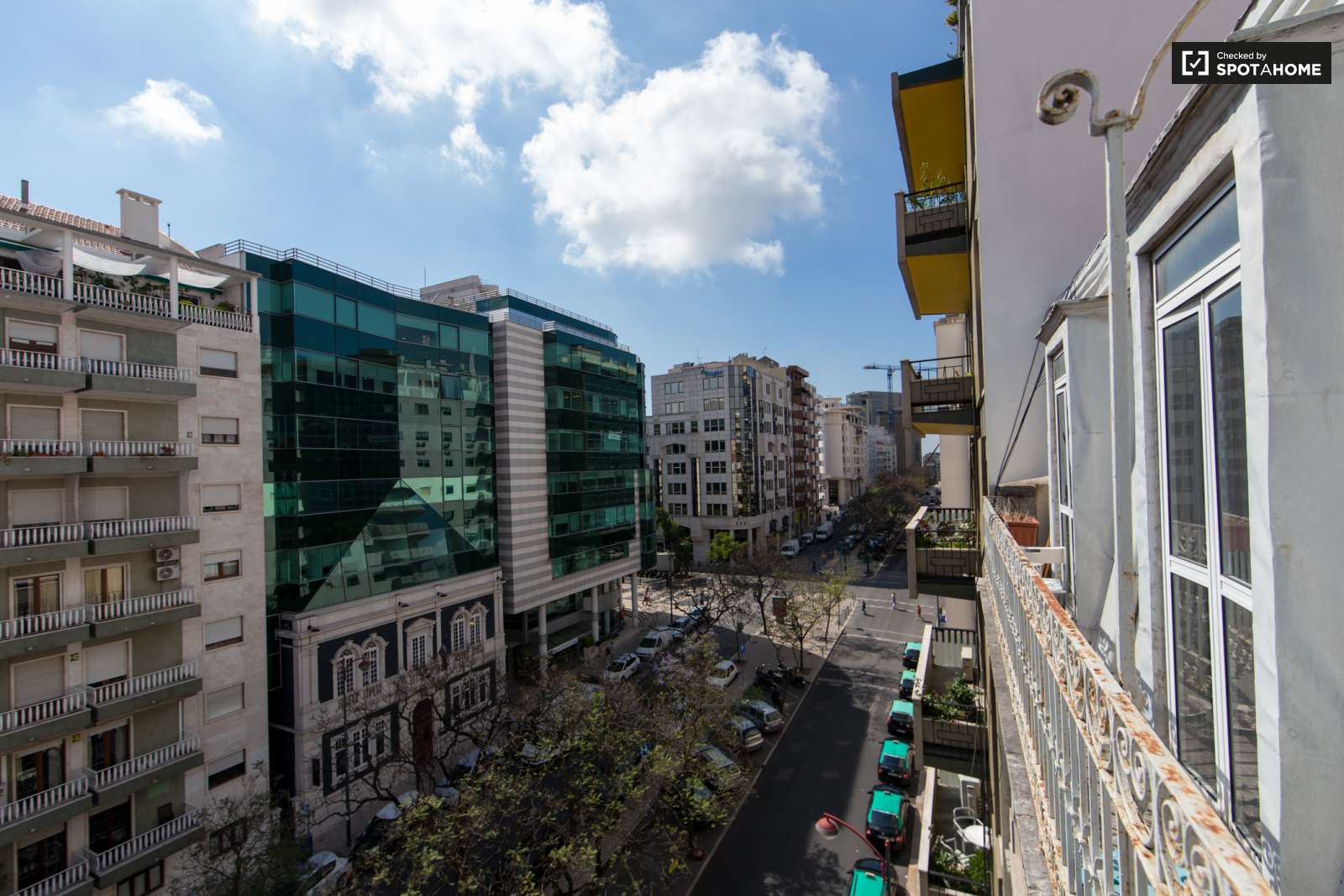 Large and Sunny Room for Rent Condominium in Lisbon