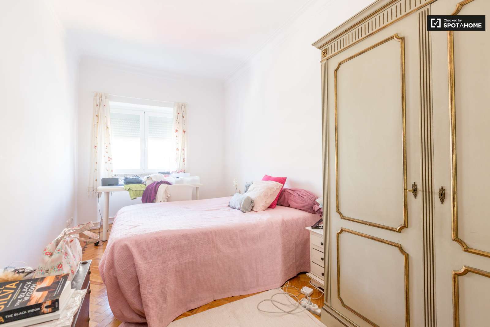 Quarto grande, com muita luz natural e uma varanda fechada. A 15 minutos do Maquês de Pombal em autocarro.