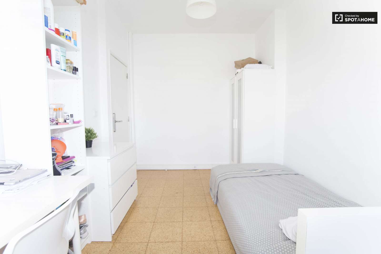 Single Bed in Furnished rooms for rent in super cool shared students residence in Avenidas Nova