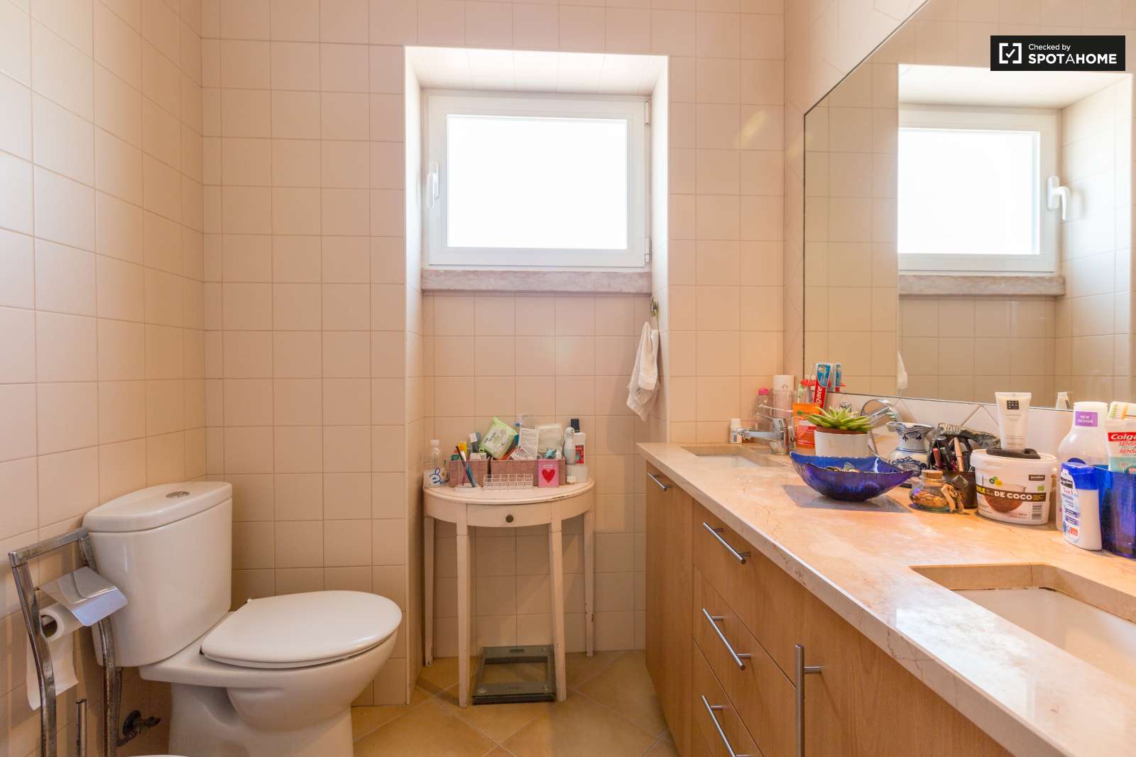 Quarto grande, com muita luz natural e uma varanda fechada. A 15 minutos do Maquês de Pombal em autocarro.