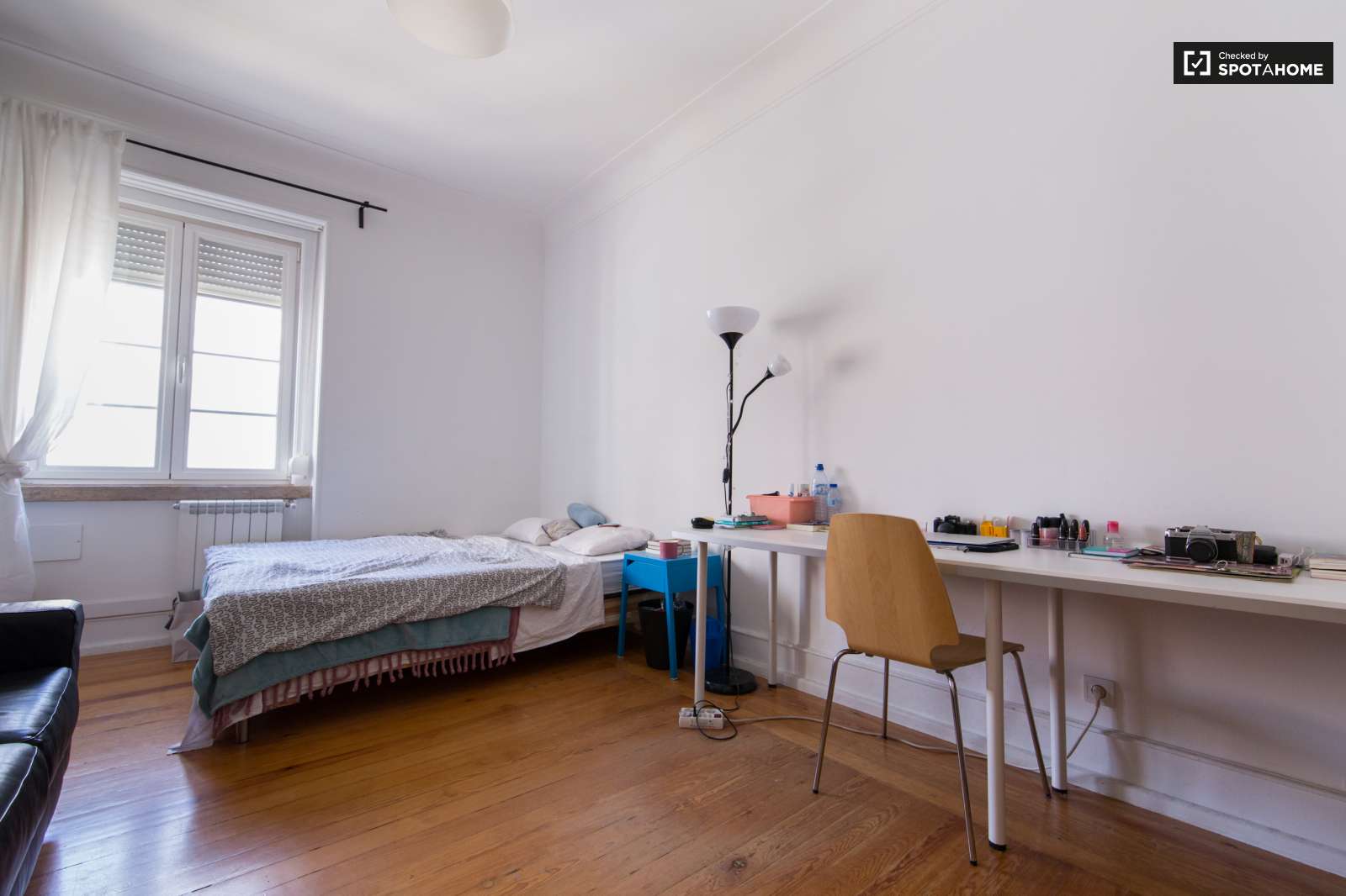 Double bed in Rooms to rent in large 6-bedorom apartment, Areeiro