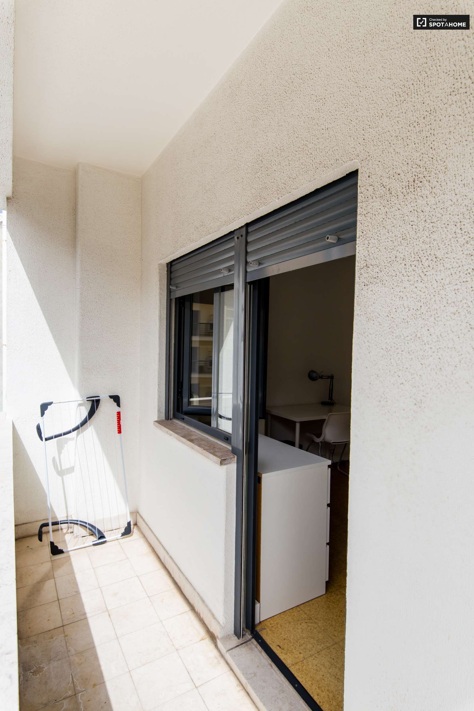 Single Bed in Furnished rooms for rent in super cool shared students residence in Avenidas Nova