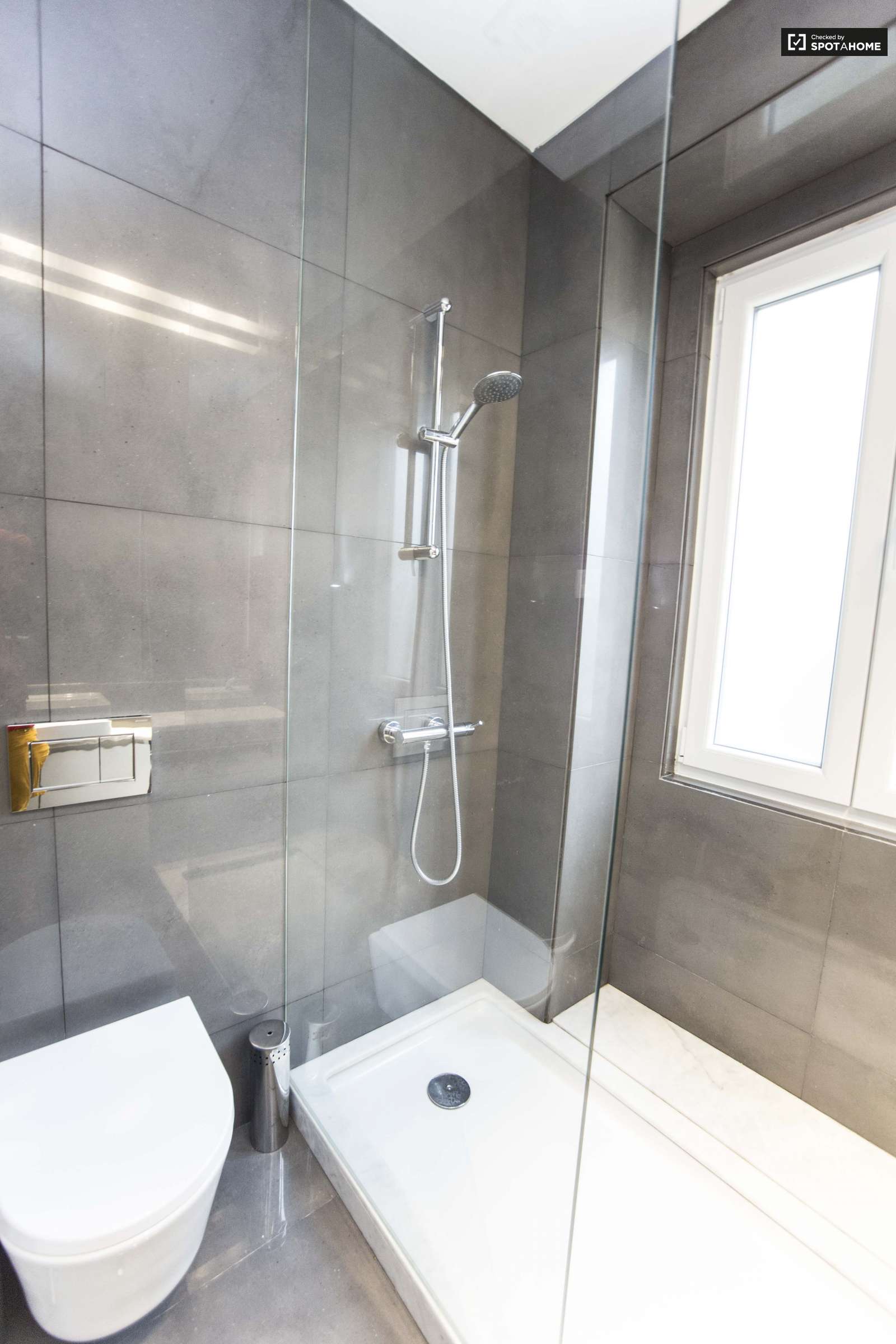 Chic 3-bedroom apartment for rent close to Feira da Ladra in Penha de França