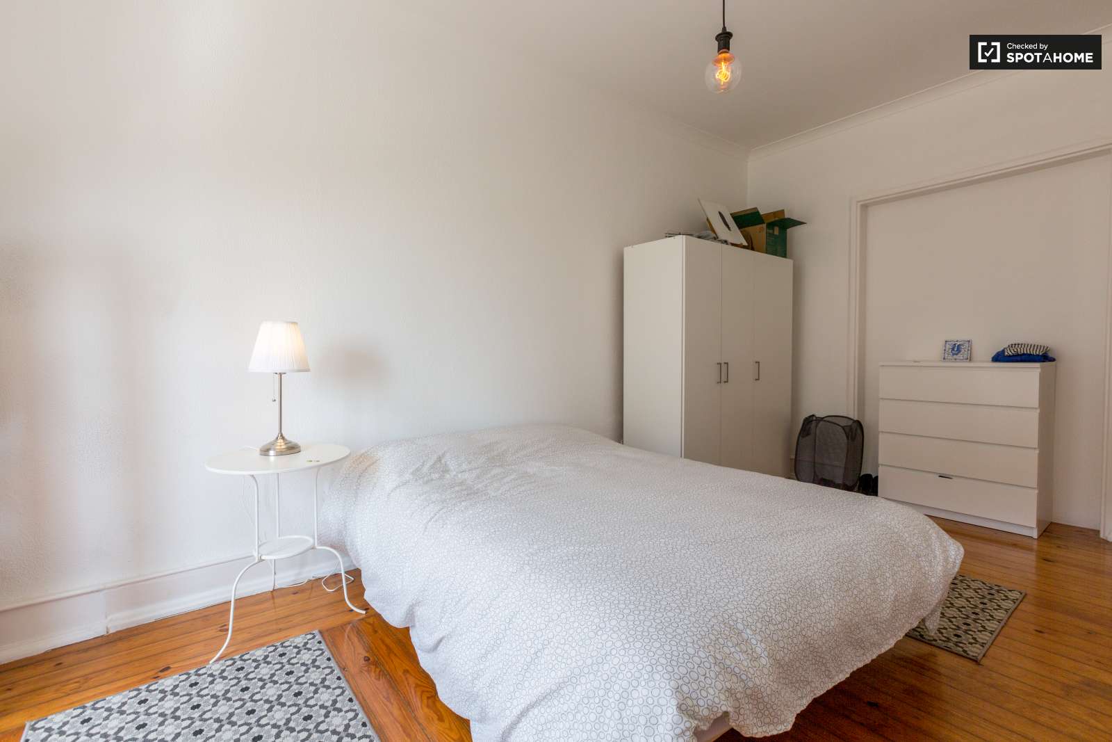 Double bed in Rooms for rent in beautiful 6-bedroom apartment near Roma-Areeiro train station