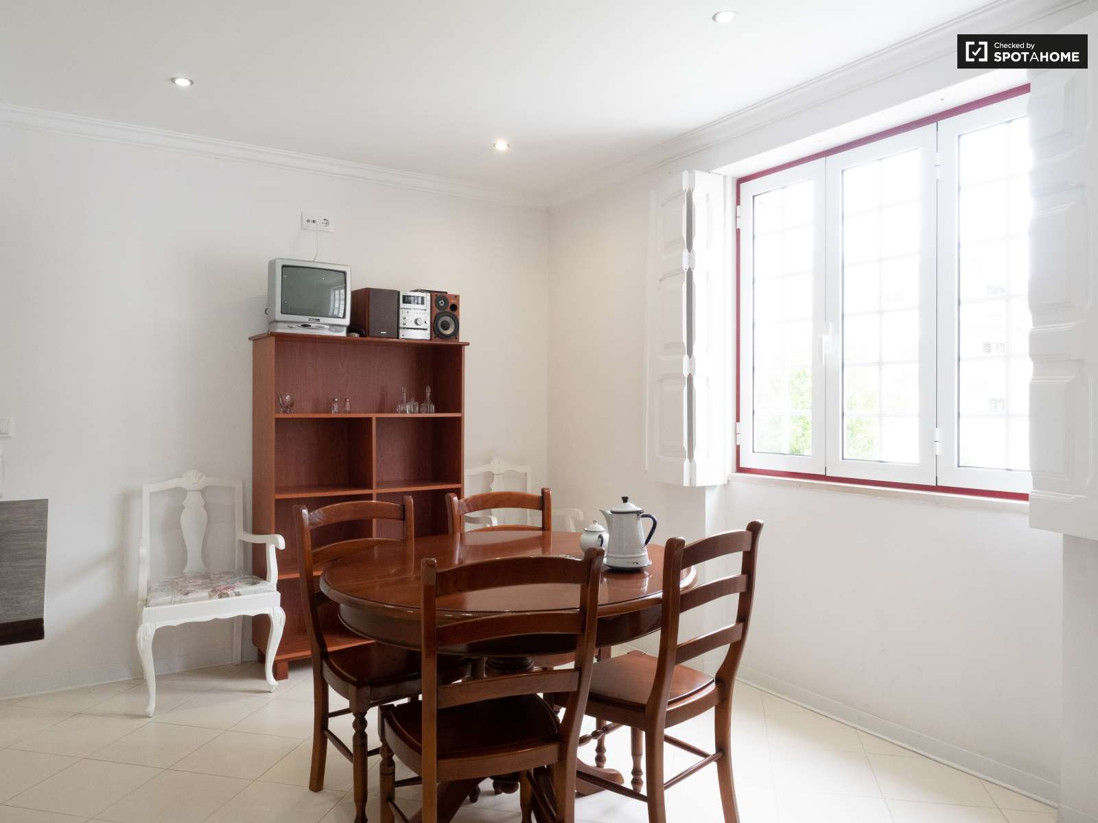 Double bed in Rooms to rent in spacious 6-bedroom house in Caparica, Lisbon