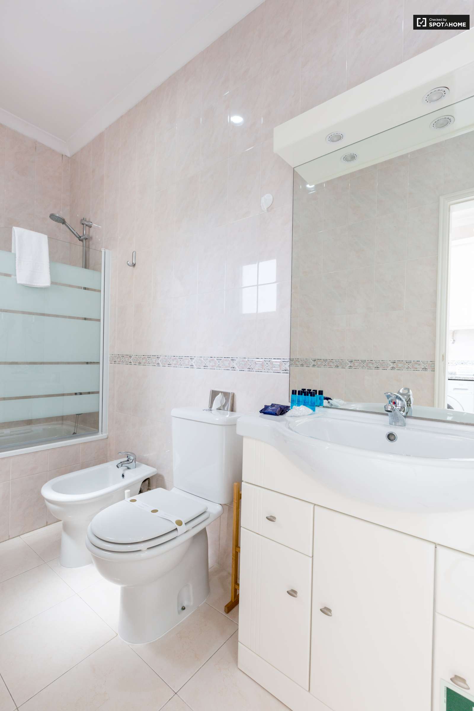 Modern 2-bedroom apartment for rent in Avenidas Novas