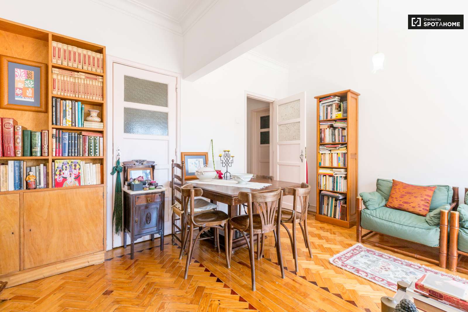 Quarto grande, com muita luz natural e uma varanda fechada. A 15 minutos do Maquês de Pombal em autocarro.