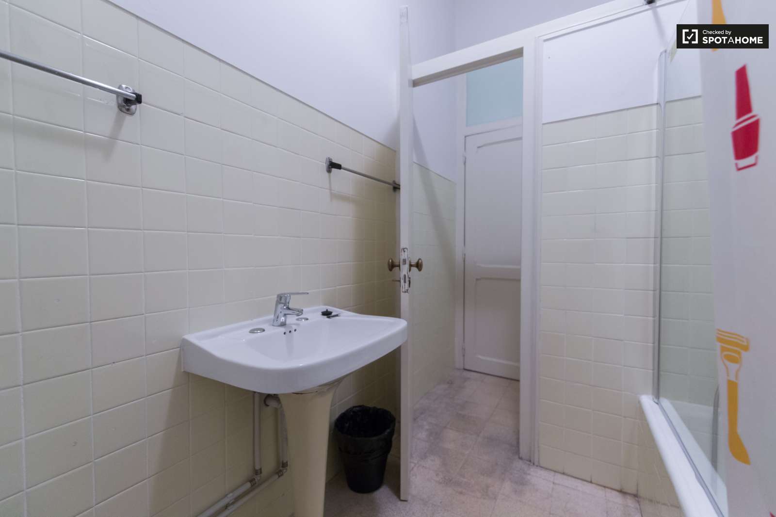 Cama individual en habitación de 4 personas